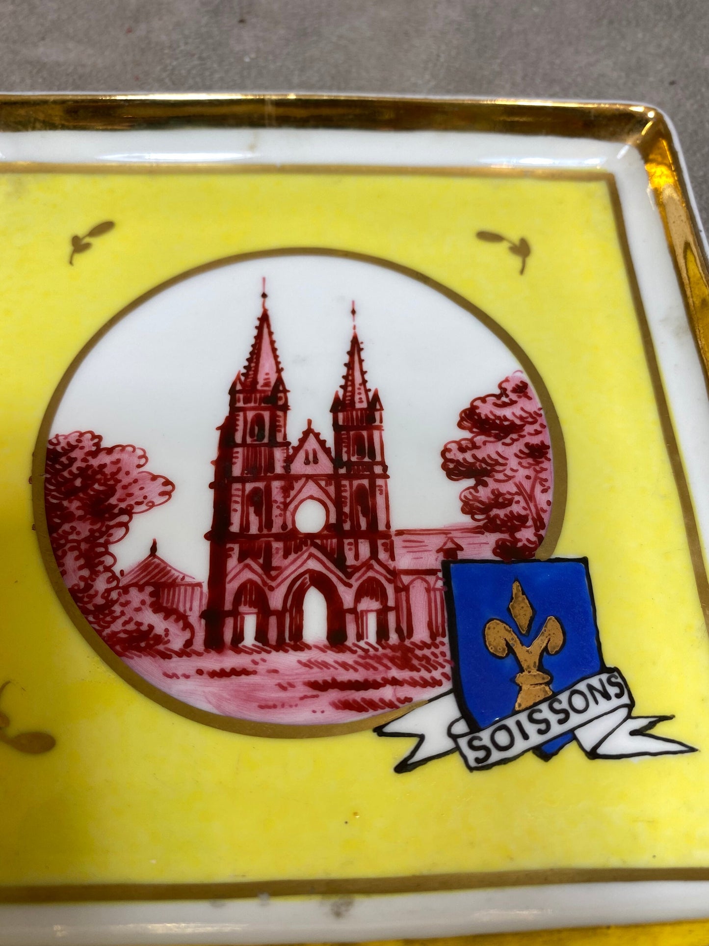 Cendrier publicitaire en Porcelaine Ville de Soissons par Digoin Sarreguemines Made in France Vintage 1970