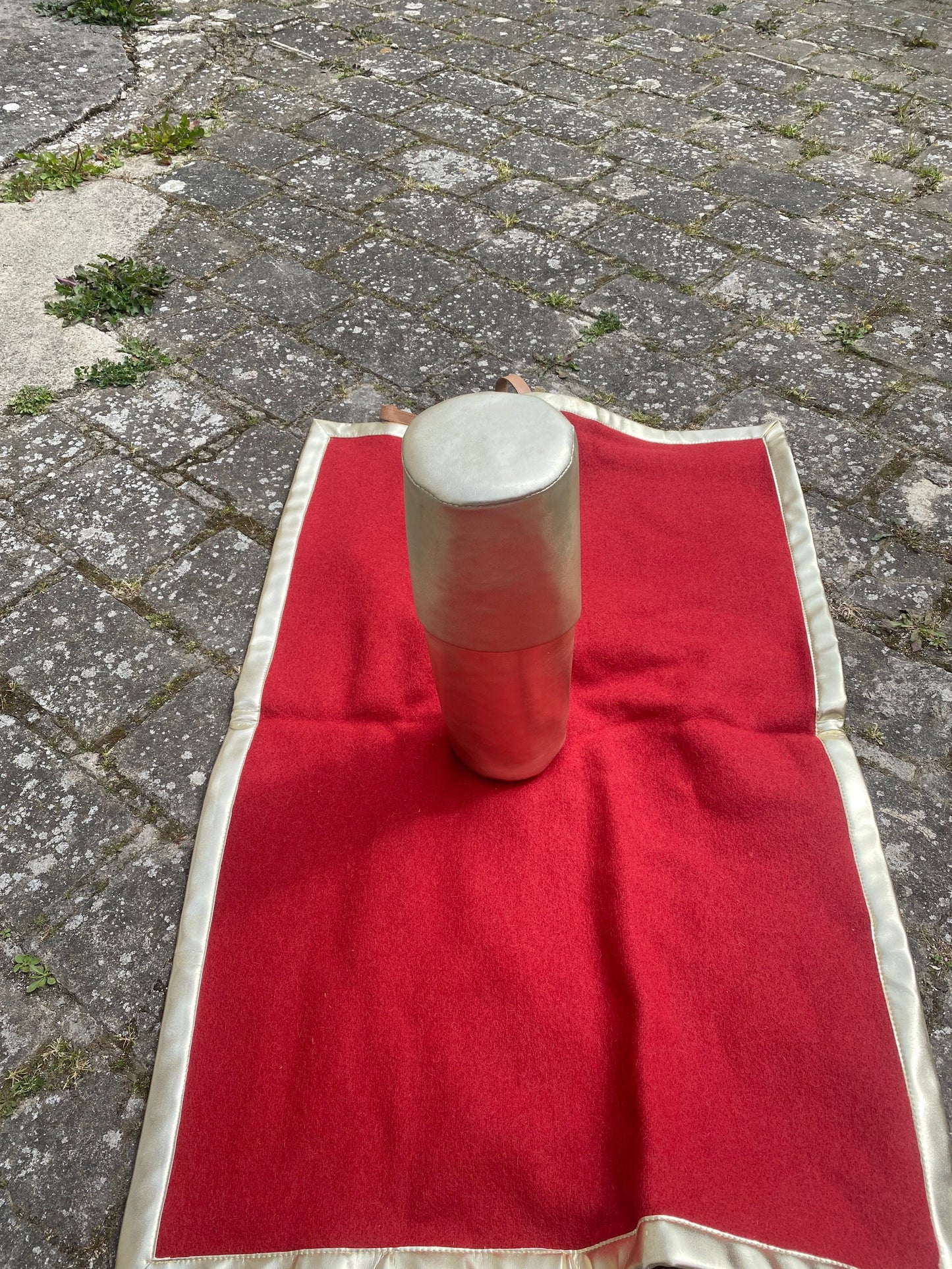VERY RARE Tapis de pique-nique rouge avec étui isotherme pour bouteille de champagne bordeaux en laine champagne Krug vintage Made in france