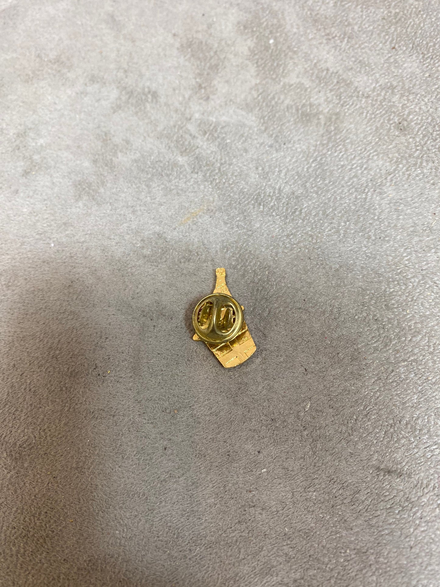 Pin's en Métal, Champagne Leveau Triolet, Made in France, Vintage 1980