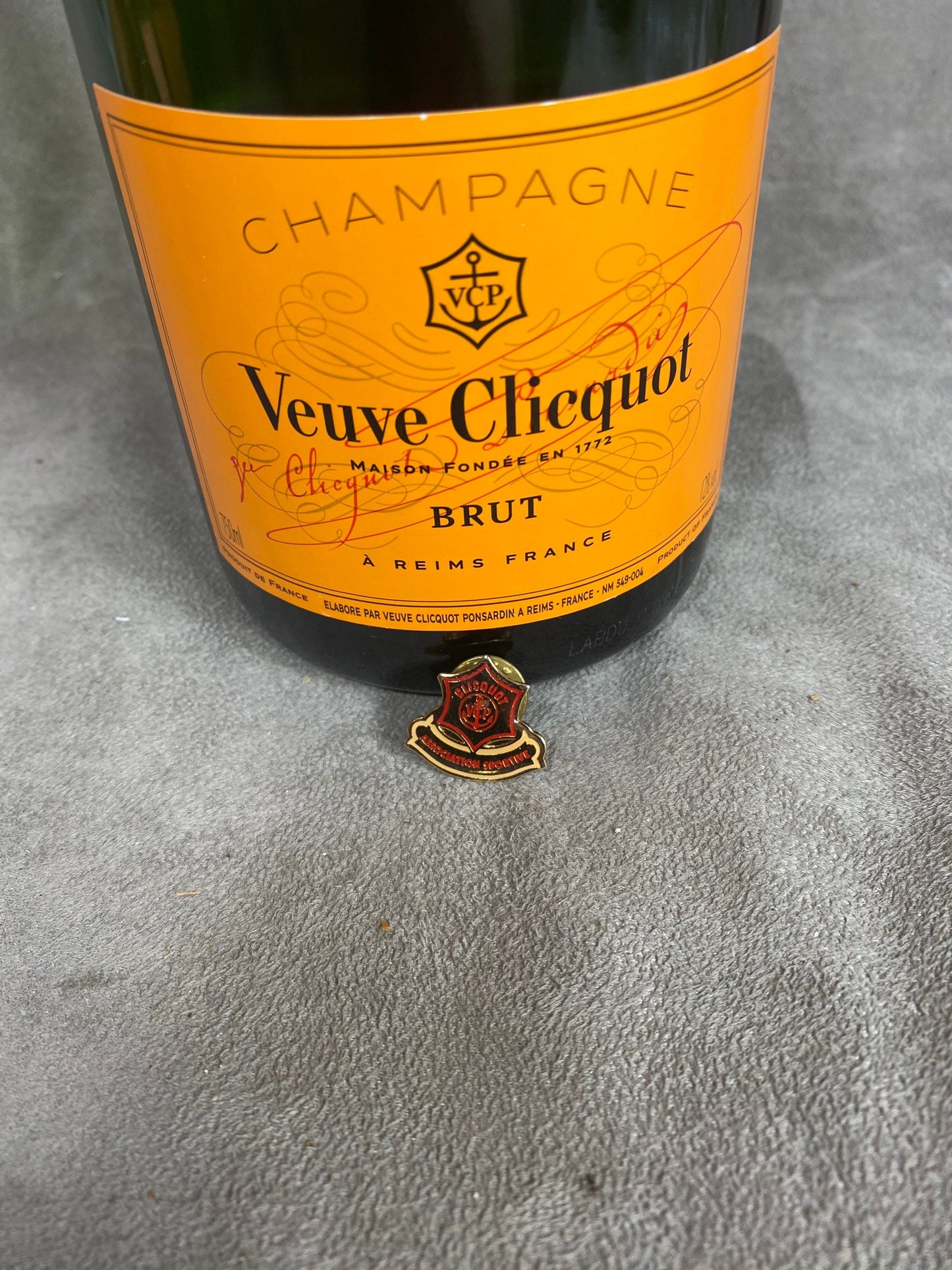 Pin's en laiton Veuve clicquot vintage Années 1950 Veuve Clicquot Ponsardin