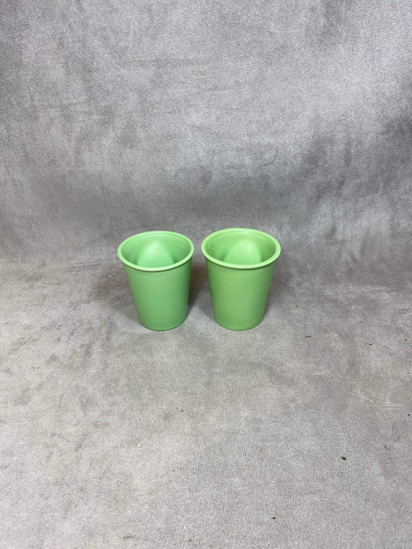 Tasse à café Revol verte en céramique "La froissée" vintage made in France