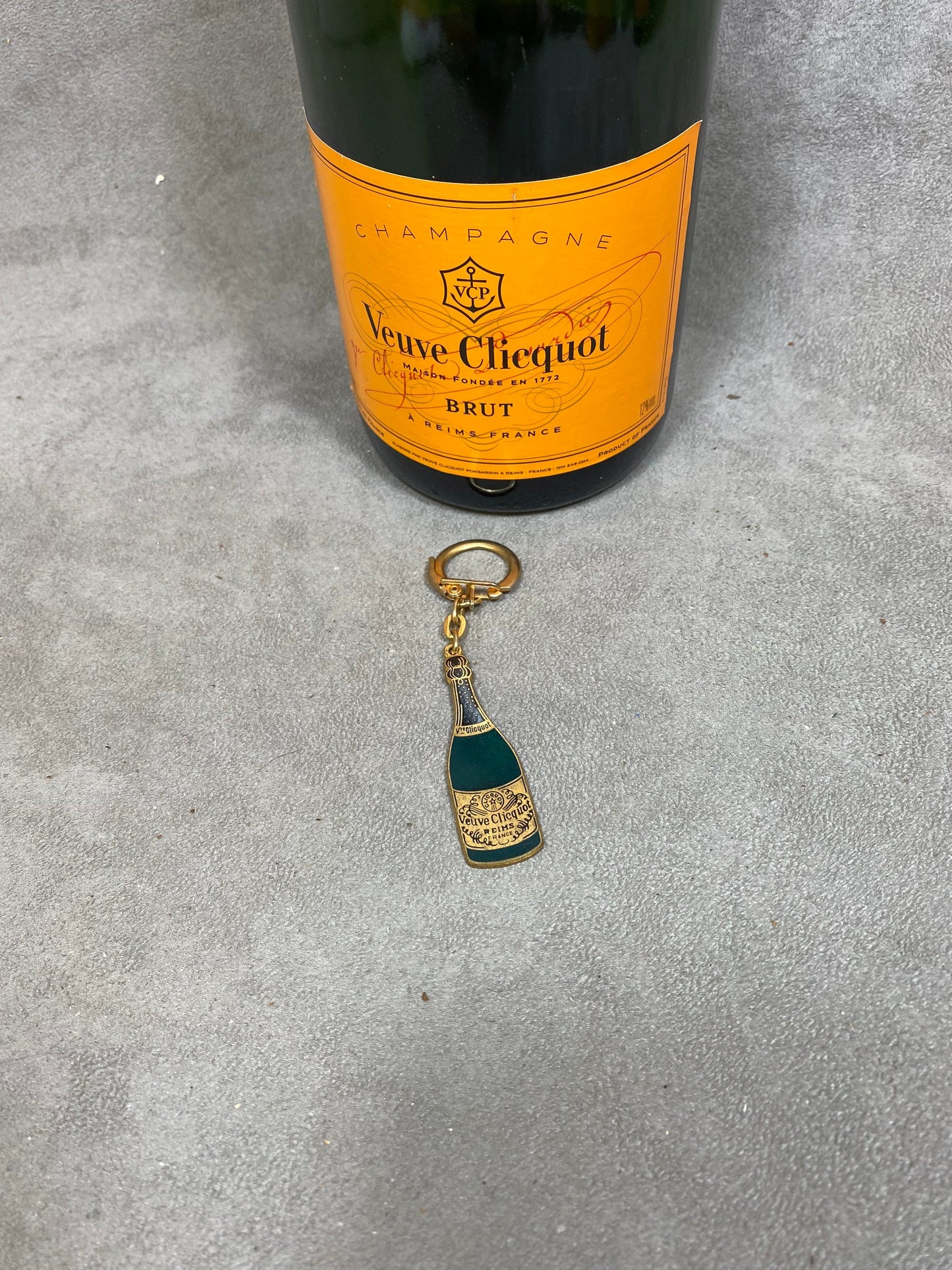 RARE Porte clés Veuve Clicquot en métal à décor de bouteille de champagne Made in France Années 1960