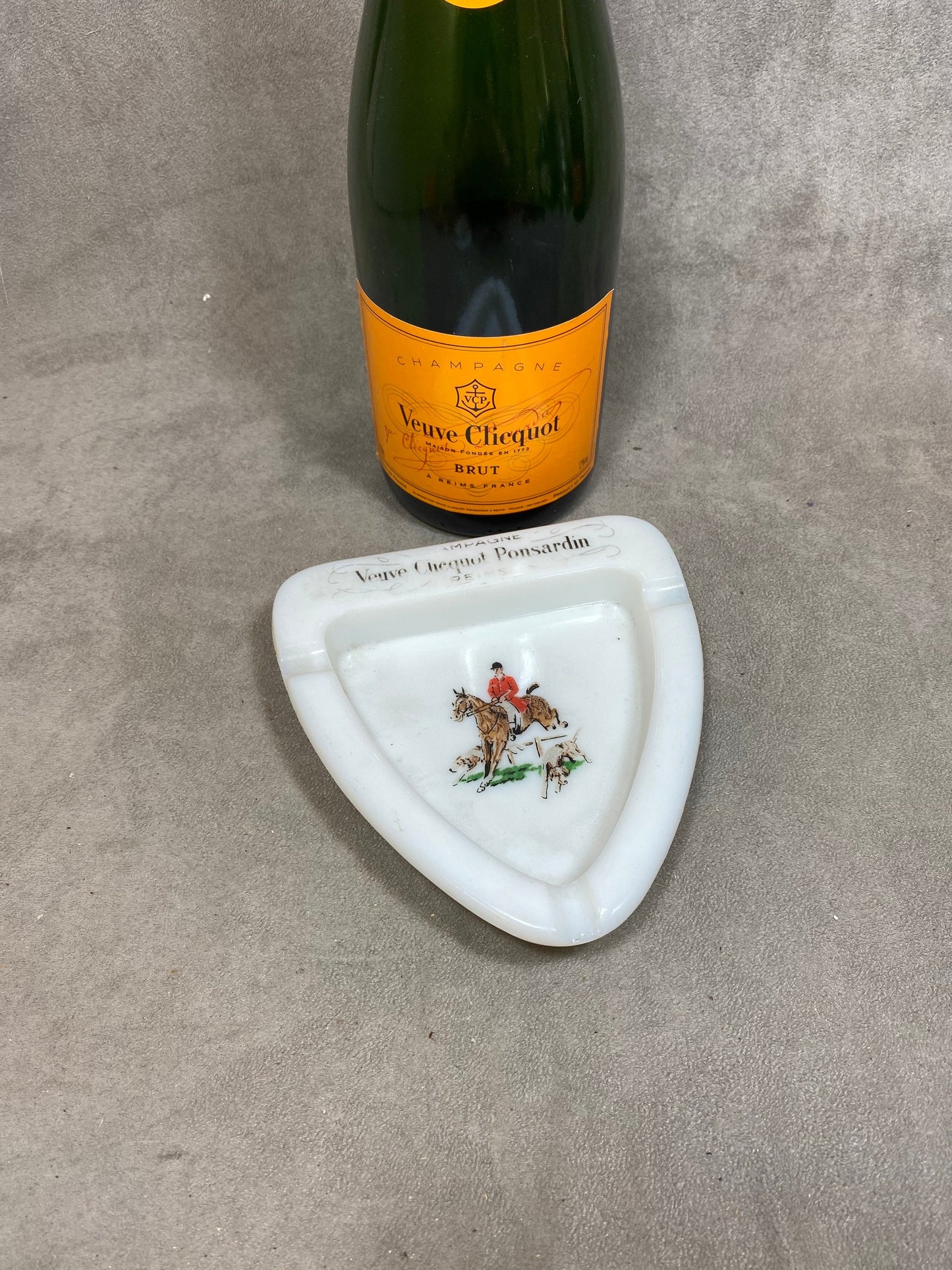 VERY RARE Cendrier Veuve Clicquot Ponsardin article publicitaire vintage en verre opalex sur le theme de la chasse Champagne France