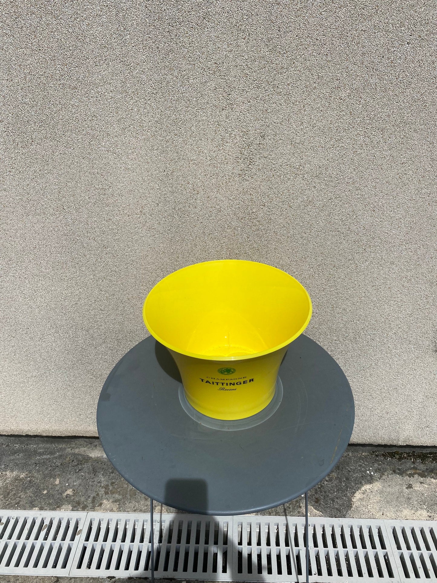 RARE Seau vasque à champagne Taittinger en plastique jaune pour la coupe du monde 2014 vintage Made in France