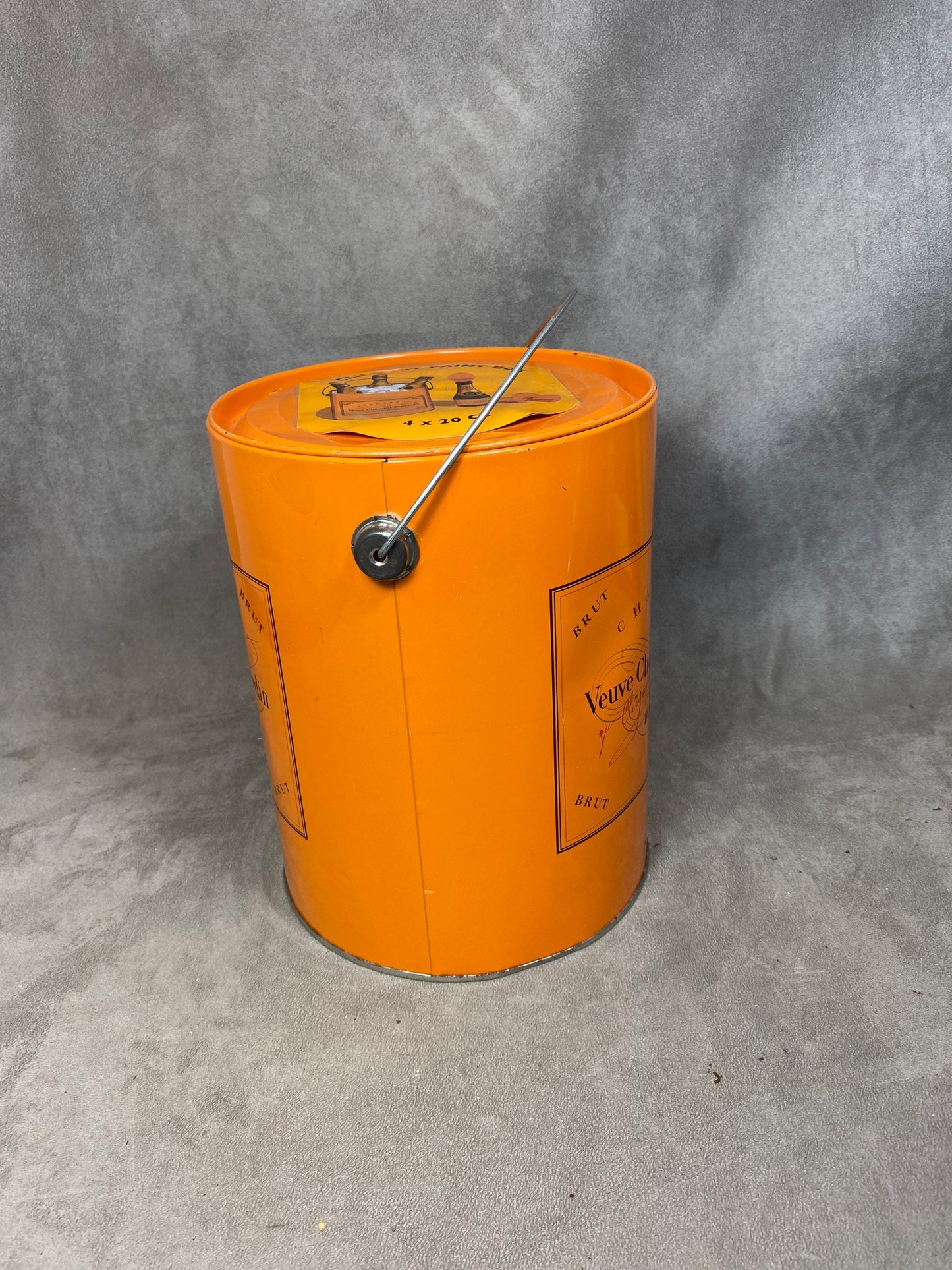 Vintage orangefarbene Veuve Clicquot-Metallbox aus den 1990er Jahren