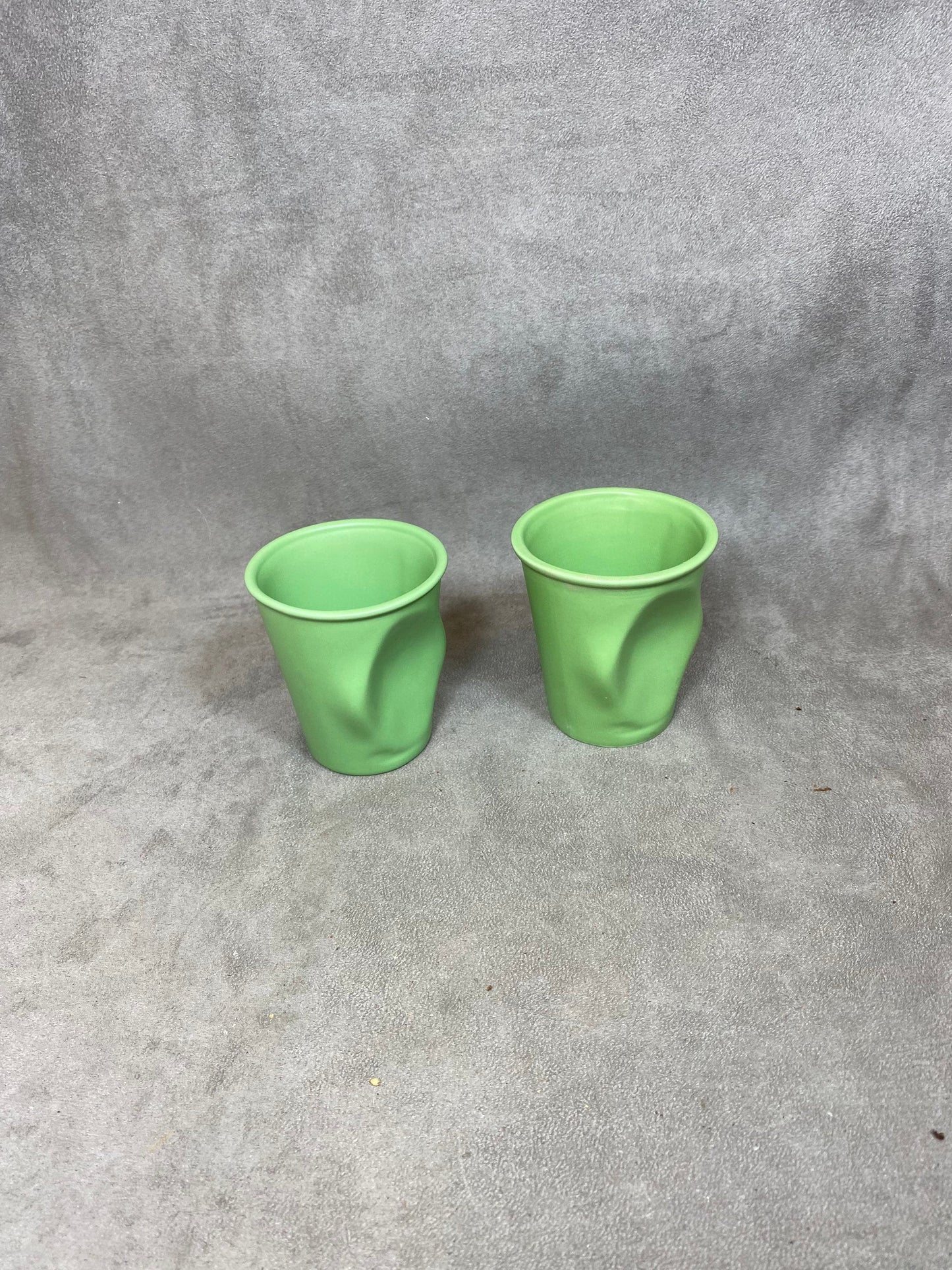 Tasse à café Revol verte en céramique "La froissée" vintage made in France