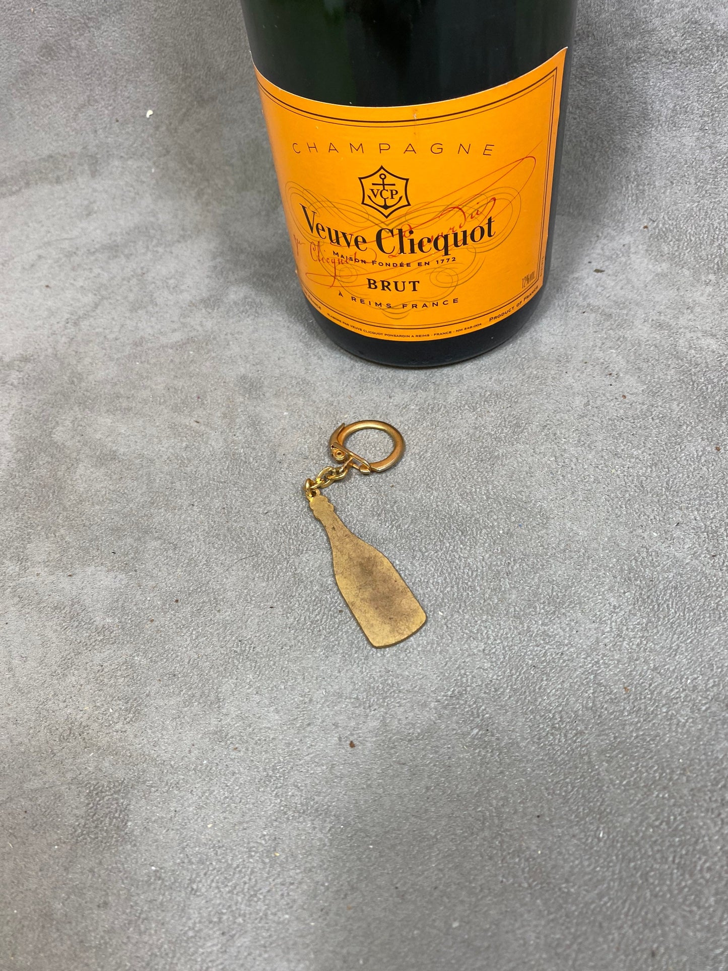 RARE Porte clés Veuve Clicquot en métal à décor de bouteille de champagne Made in France Années 1960