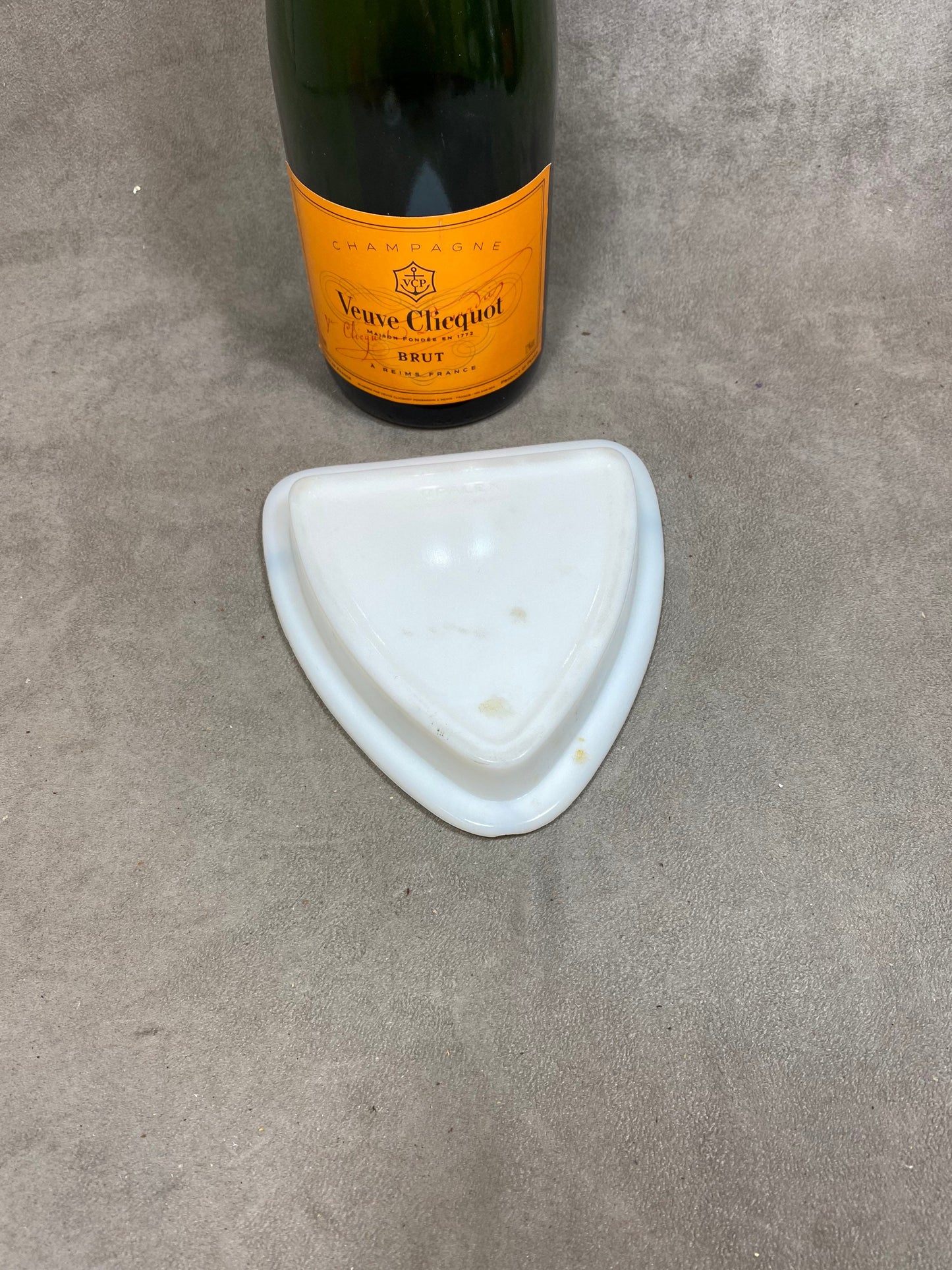 VERY RARE Cendrier Veuve Clicquot Ponsardin article publicitaire vintage en verre opalex sur le theme de la chasse Champagne France