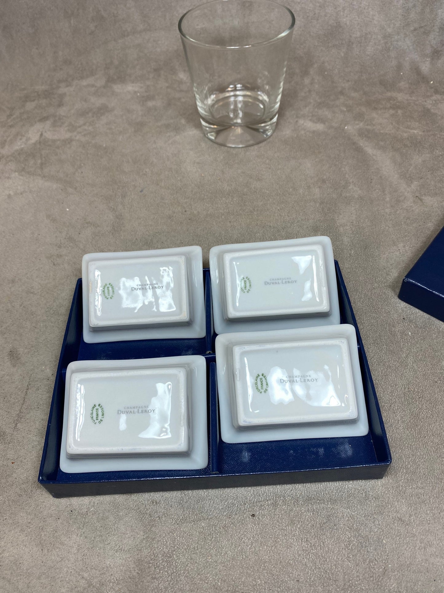 Set de 4 cendrier en faience blanche en coffret vintage champagne Duval-Leroy Années 1990