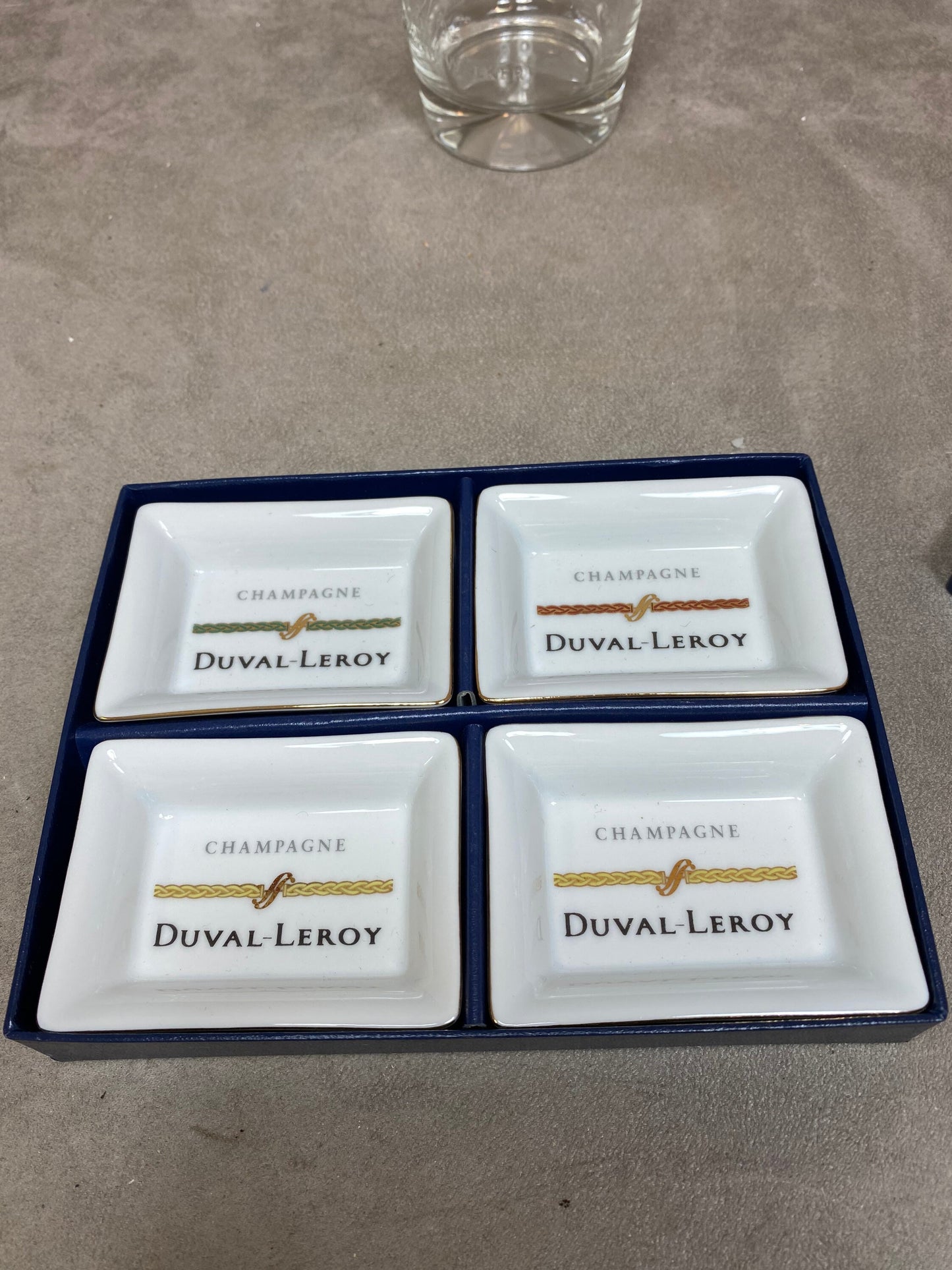 Set de 4 cendrier en faience blanche en coffret vintage champagne Duval-Leroy Années 1990