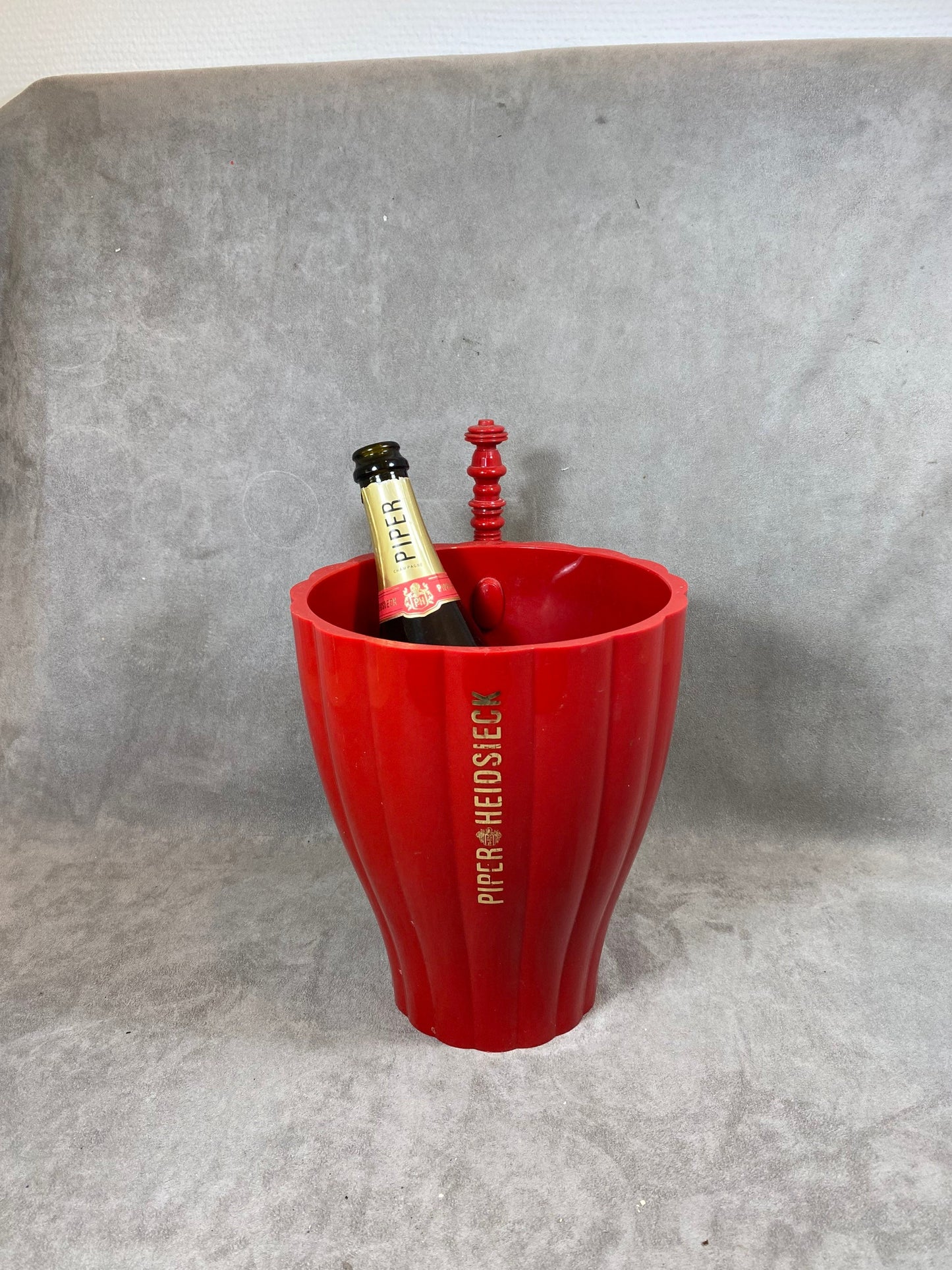 Seau à champagne en en plastique rouge Jaime Hayon design vintage Piper-Heidsieck Années 1990