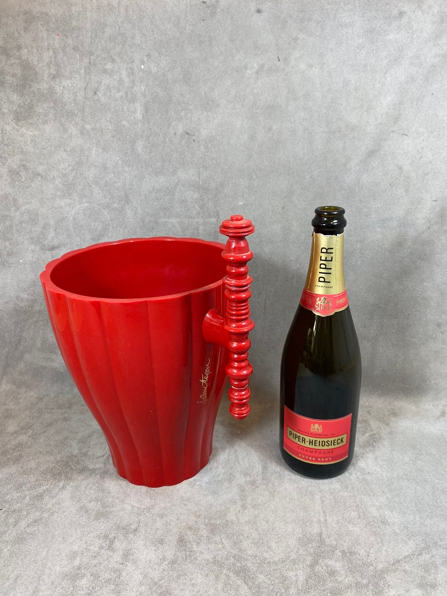 Seau à champagne en en plastique rouge Jaime Hayon design vintage Piper-Heidsieck Années 1990