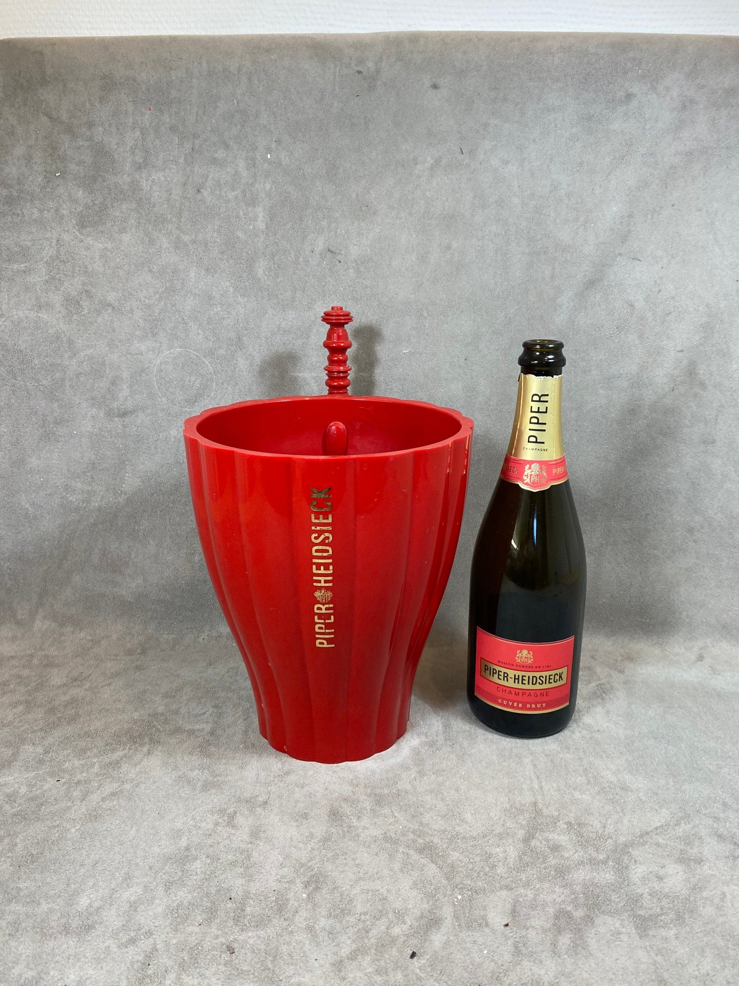 Seau à champagne en en plastique rouge Jaime Hayon design vintage Piper-Heidsieck Années 1990
