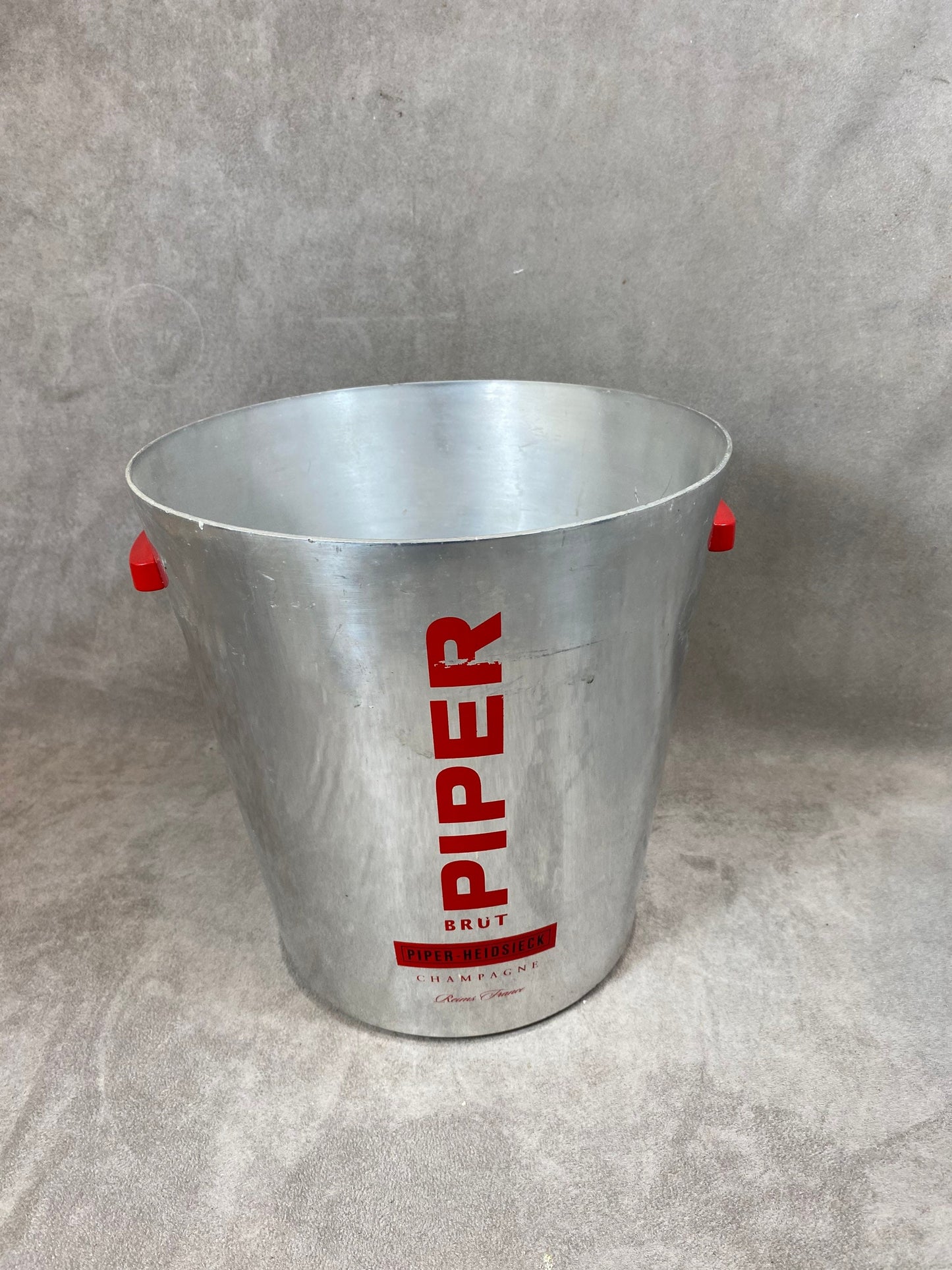 Seau à champagne pour magnum métal et rouge vintage Piper-Heidsieck Années 1990