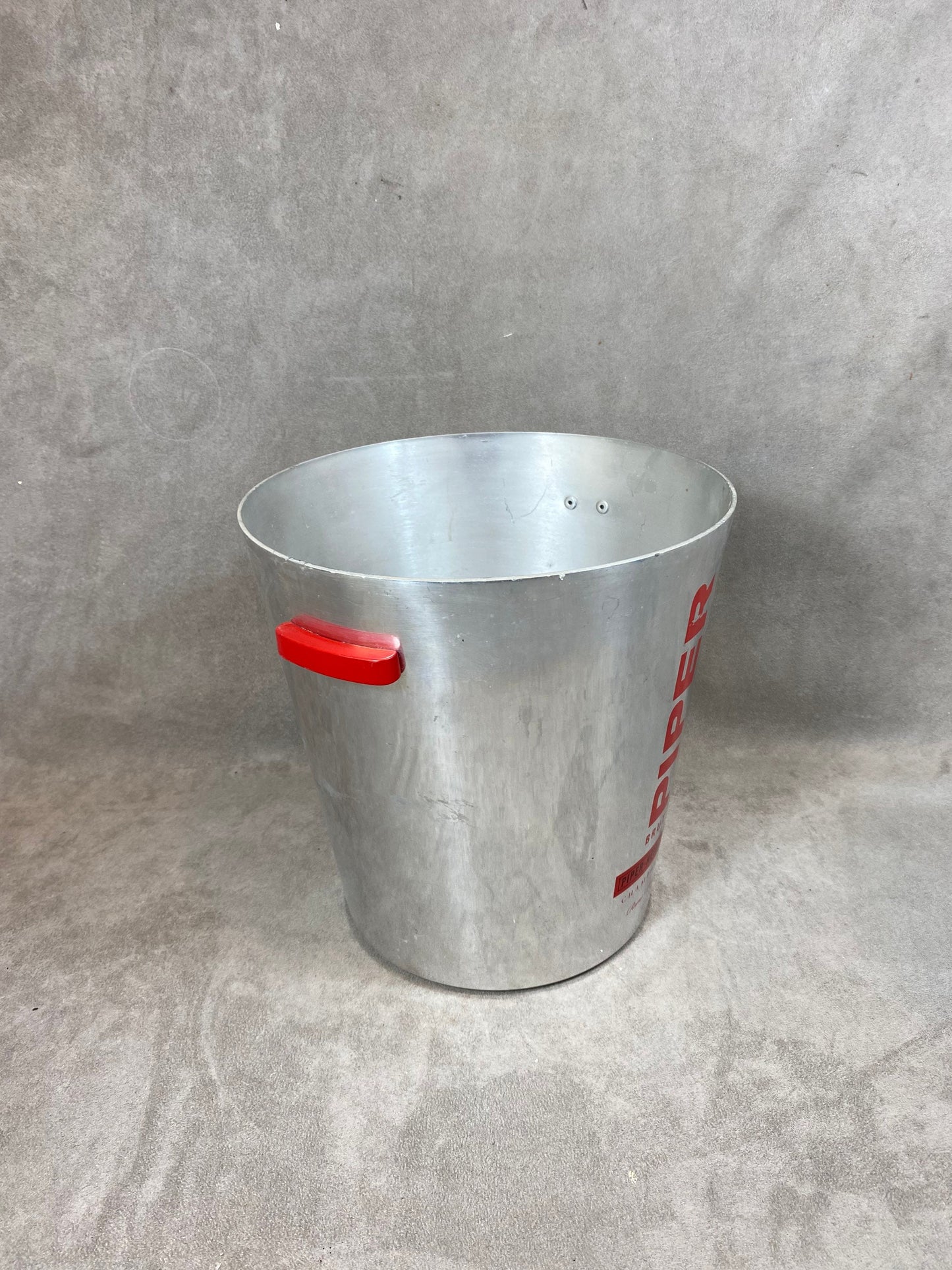 Piper-Heidsieck Vintage-Sektkübel aus Metall und Rot (Magnum), 1990er