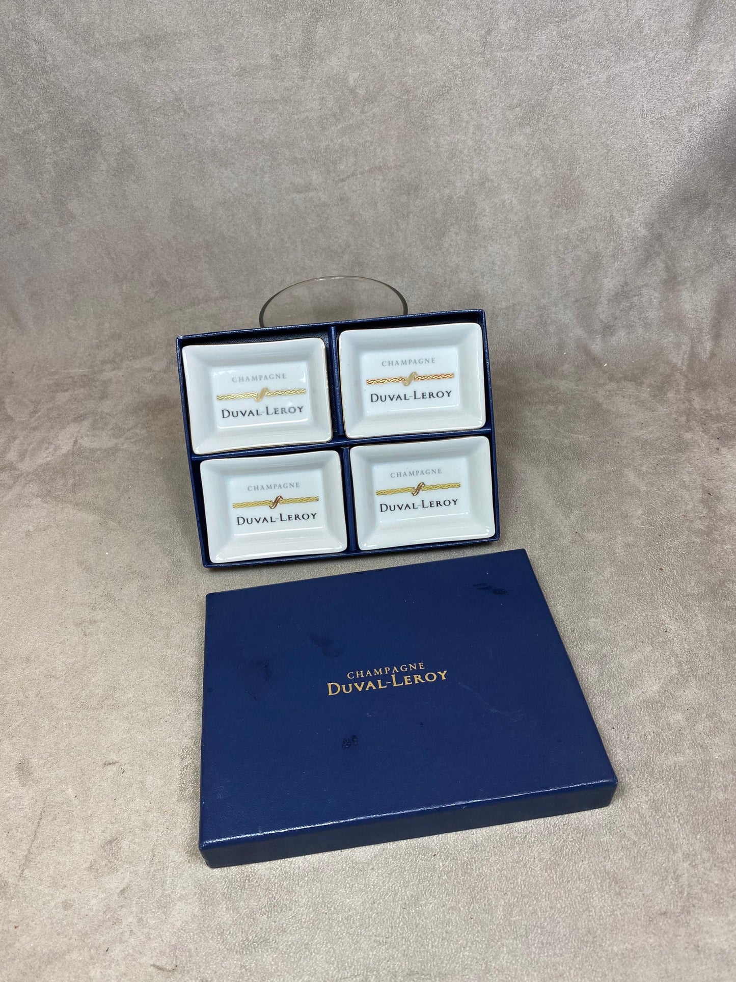 Set de 4 cendrier en faience blanche en coffret vintage champagne Duval-Leroy Années 1990