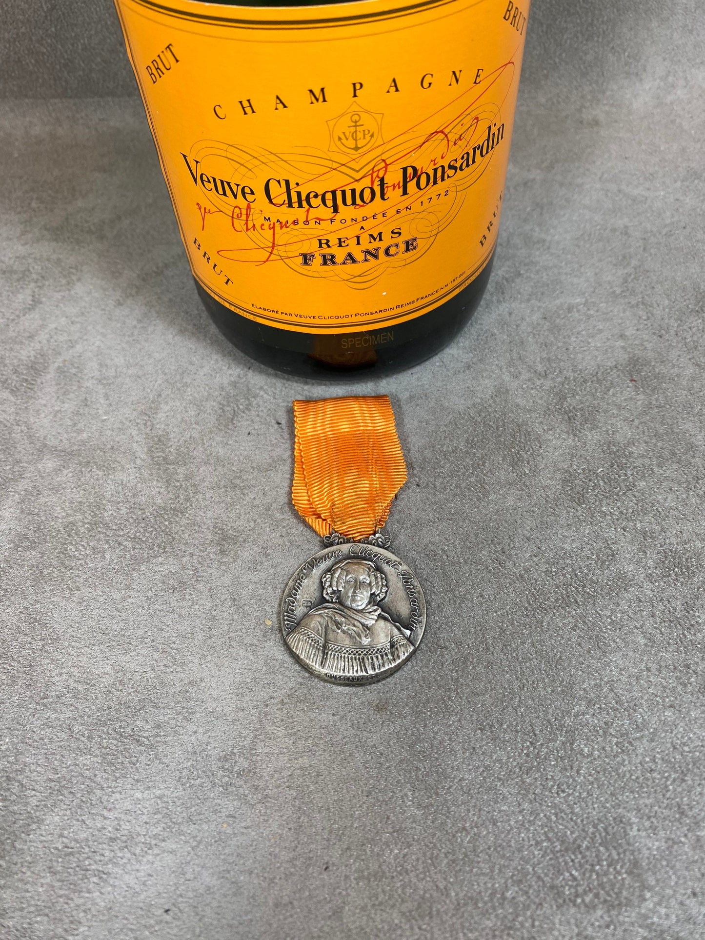 RARE Médaille en laiton Veuve clicquot à l'effigie de La Grande Dame vintage Années 1950 Veuve Clicquot Ponsardin