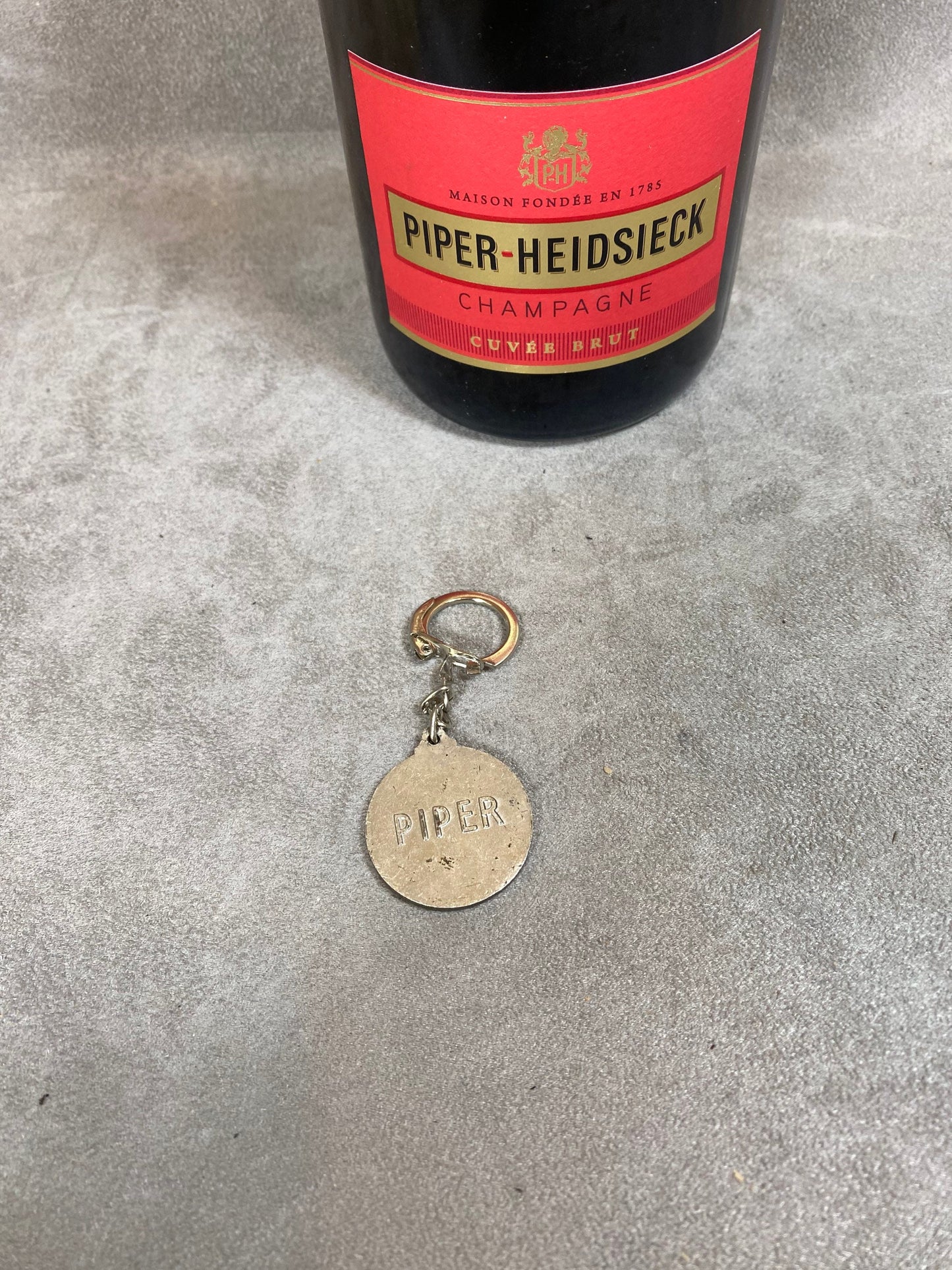 Porte clés champagne Piper-Heidsieck en métal vintage Made in France Années 1980