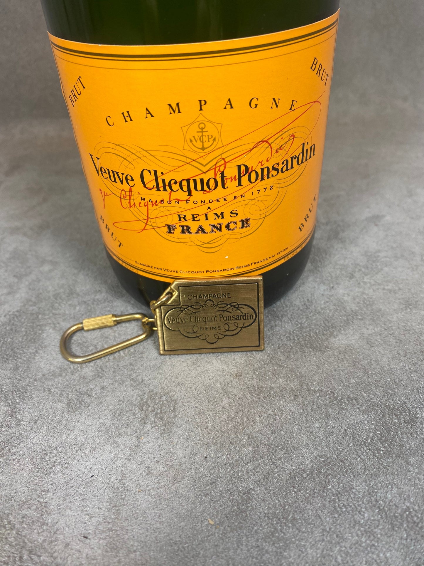 RARE Porte clés Veuve Clicquot en métal dorée patiné vintage Made in France Années 1980