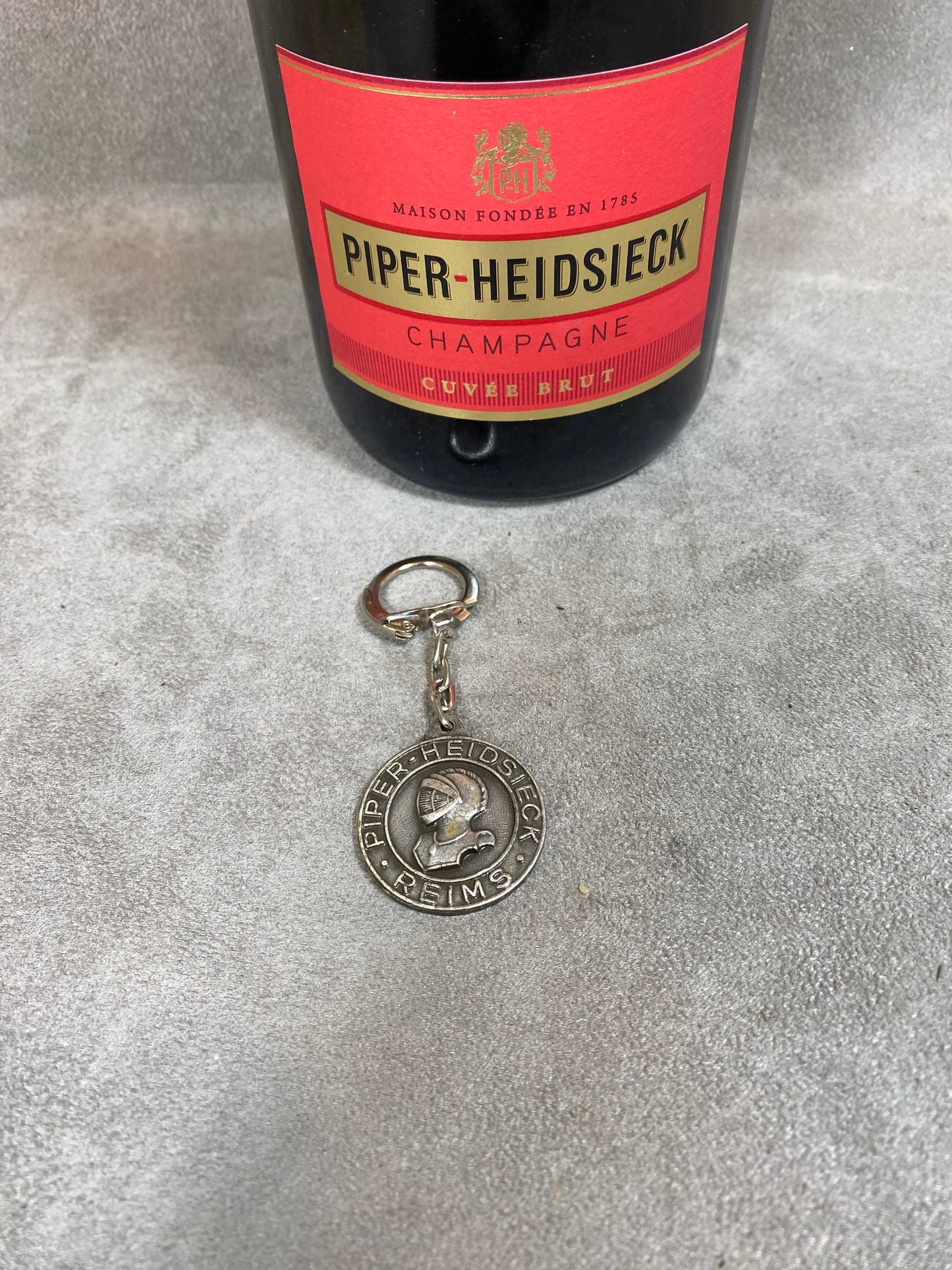 Porte clés champagne Piper-Heidsieck en métal vintage Made in France Années 1980