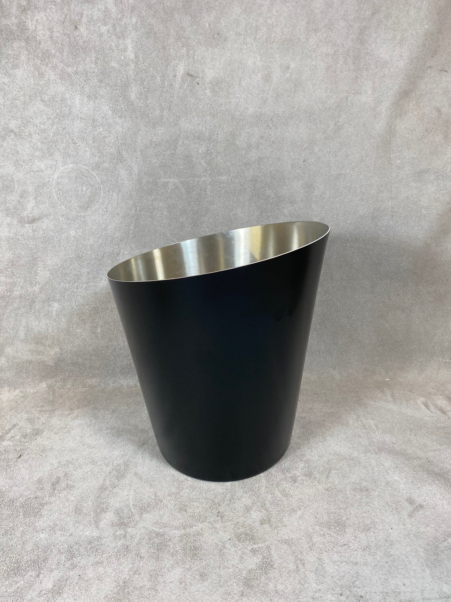 VERY RARE Seau à champagne Mumm Cuvée Prestige RSRV en aluminium noir neuf avec boite et pochon de protection