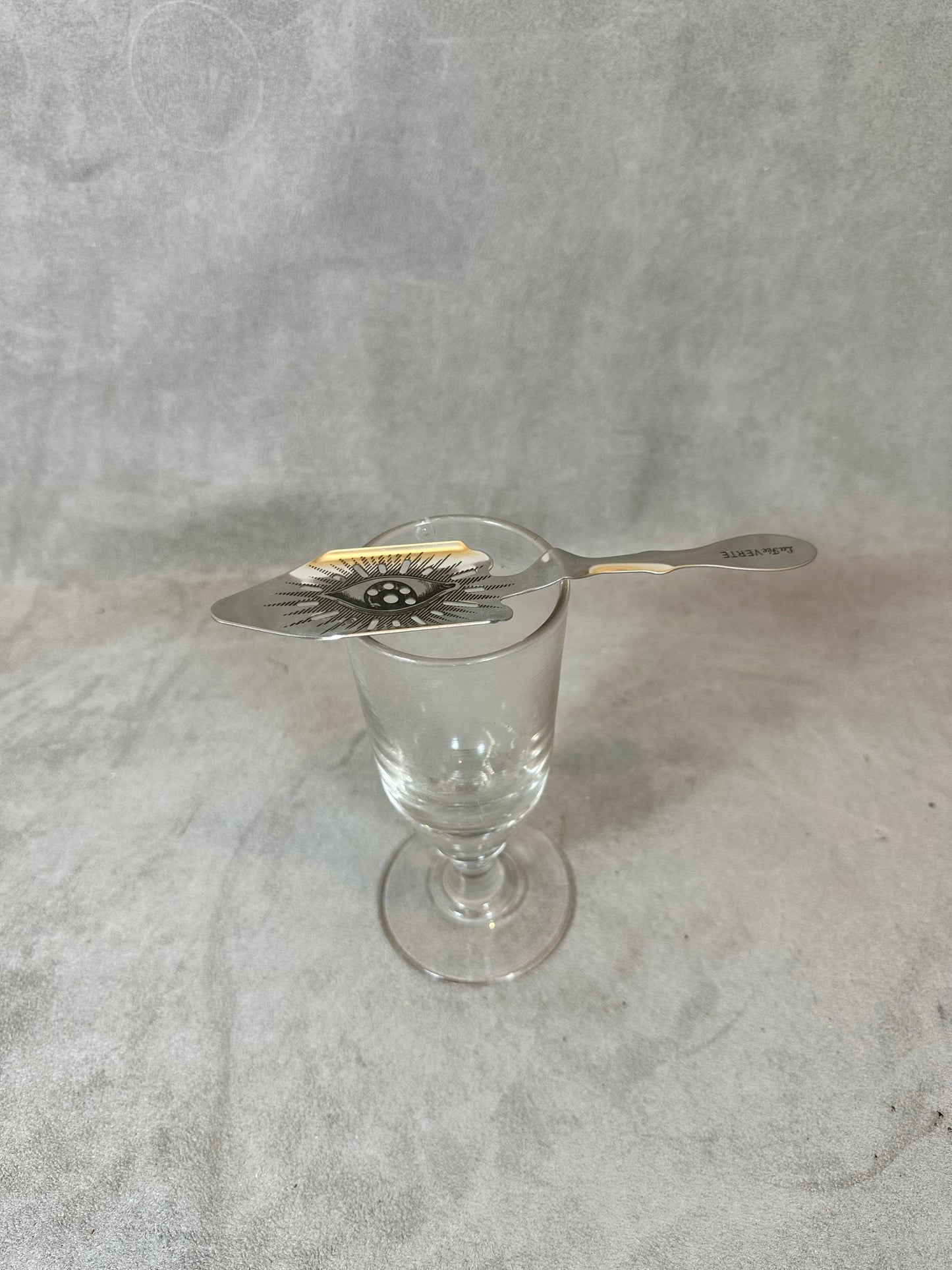 RARE Lot d'un verre a absinthe et ancienne cuillère à absinthe en metal extra blanc vintage 1950 Made in France