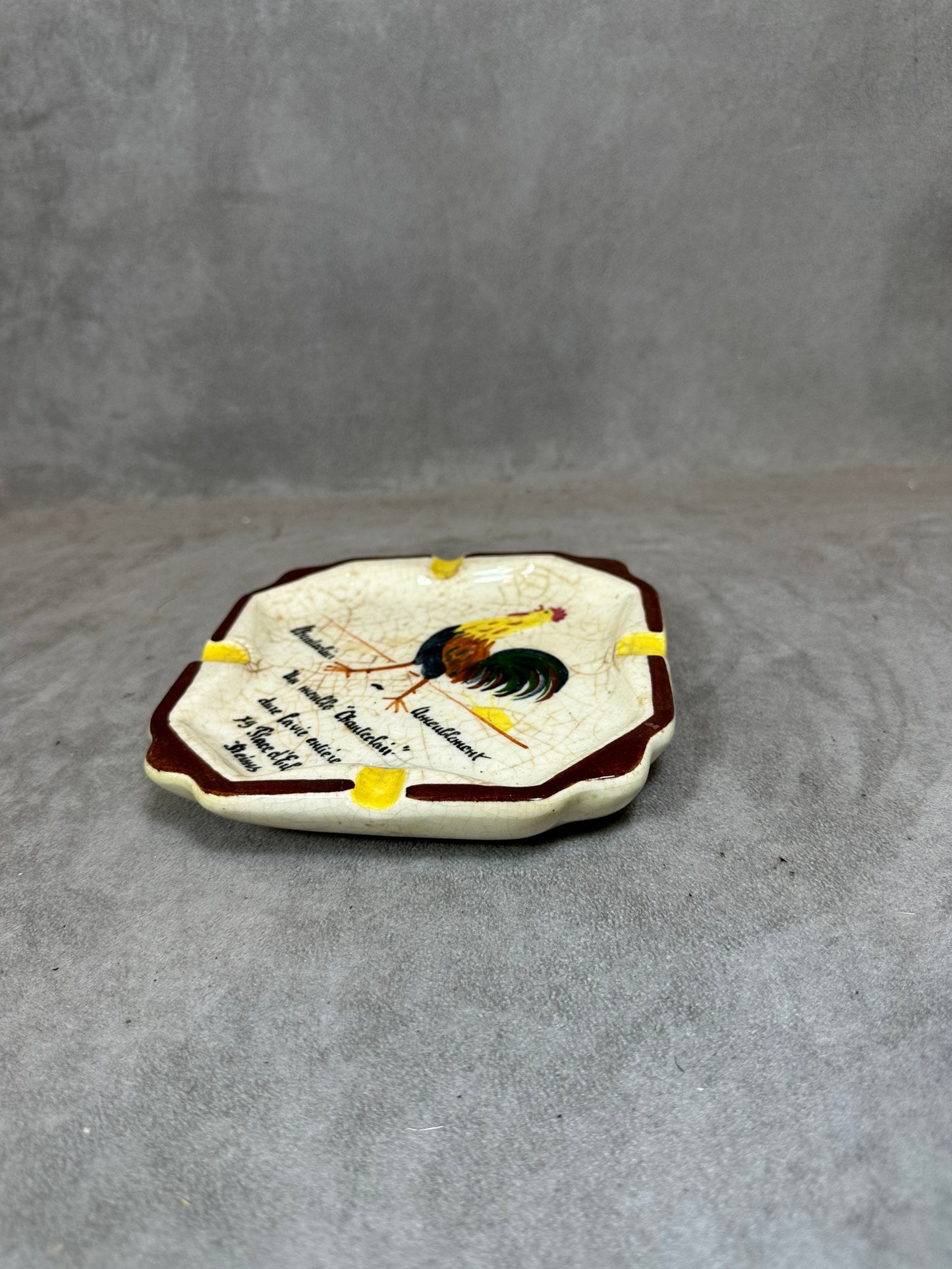 Vintage-Werbeaschenbecher aus handbemaltem Steingut Chanteclair Ameublement in Reims in den 1950er Jahren Made in France 1950