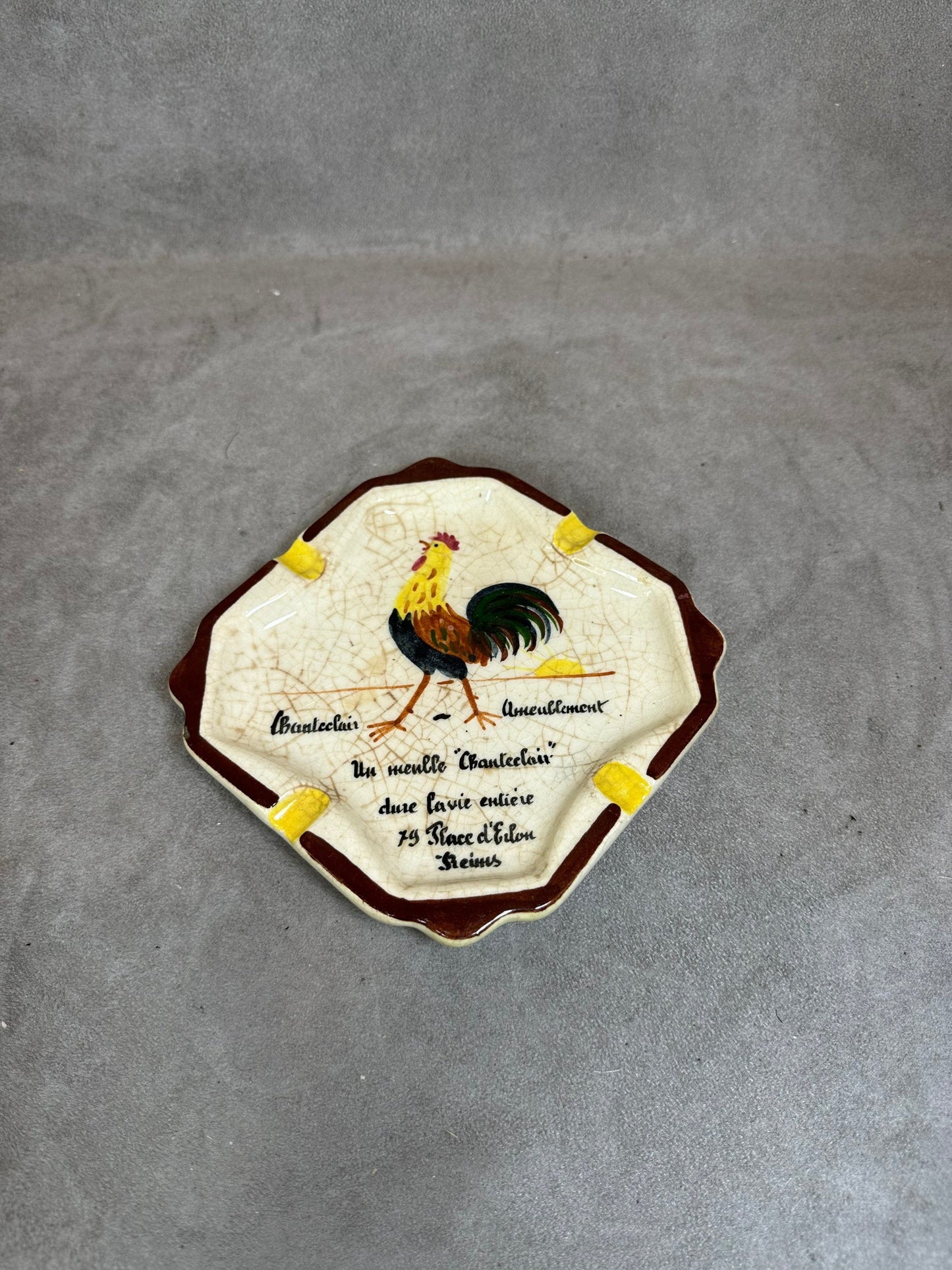 Vintage-Werbeaschenbecher aus handbemaltem Steingut Chanteclair Ameublement in Reims in den 1950er Jahren Made in France 1950