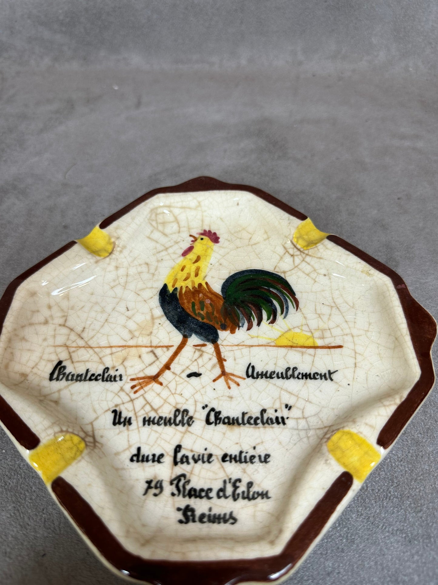 Vintage-Werbeaschenbecher aus handbemaltem Steingut Chanteclair Ameublement in Reims in den 1950er Jahren Made in France 1950