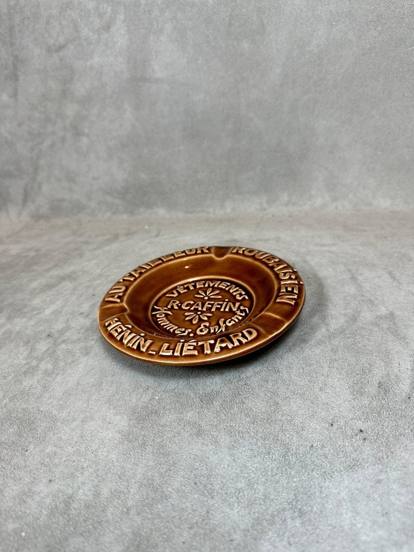 Cendrier publicitaire en faience marron "Au Tailleur Roubaisien" Vetement R.CAffin" Hénin- Lietard vintage made in France