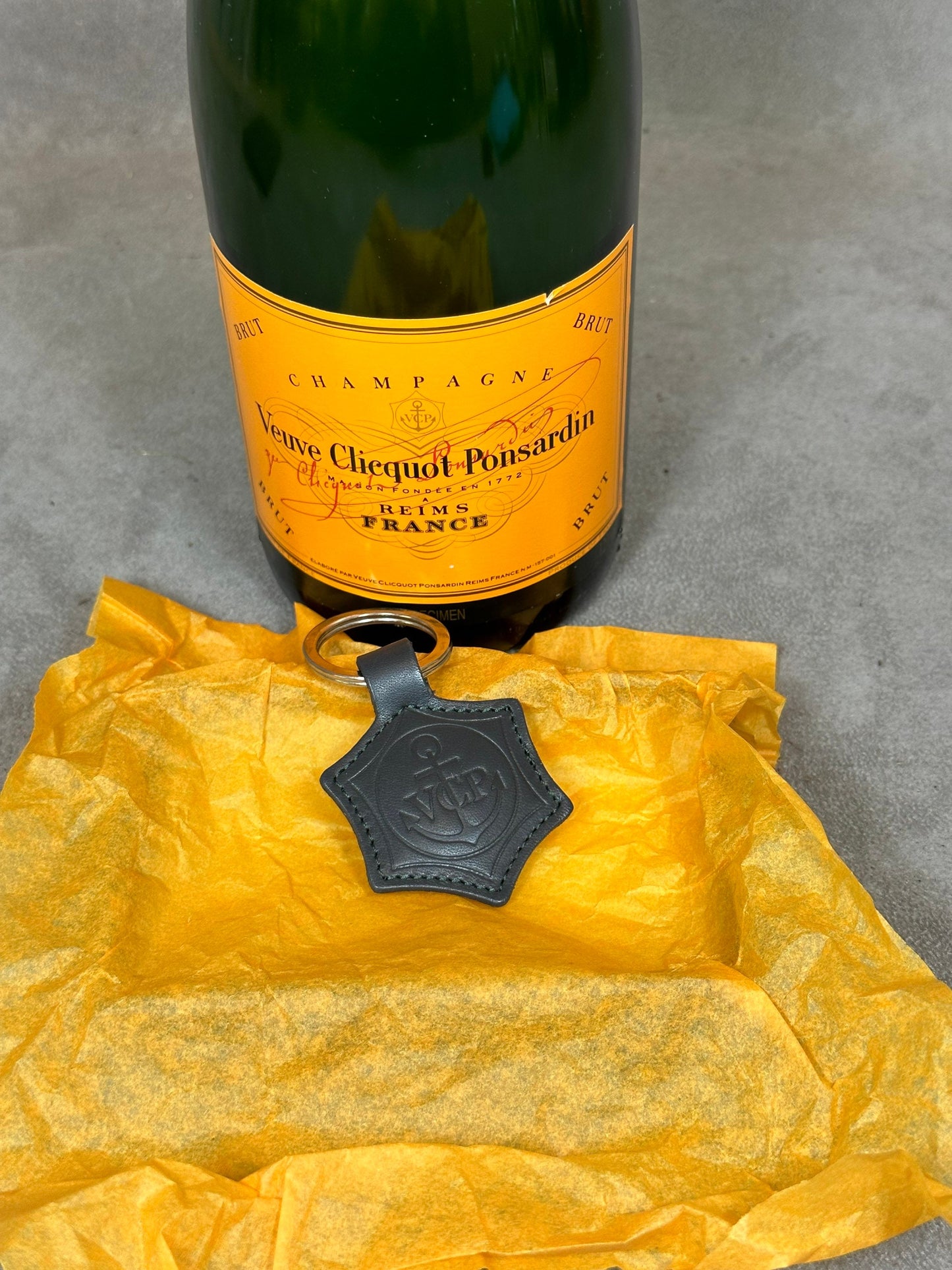 Porte clés Veuve Clicquot La Grande Dame en cuir Made in France Années 1980