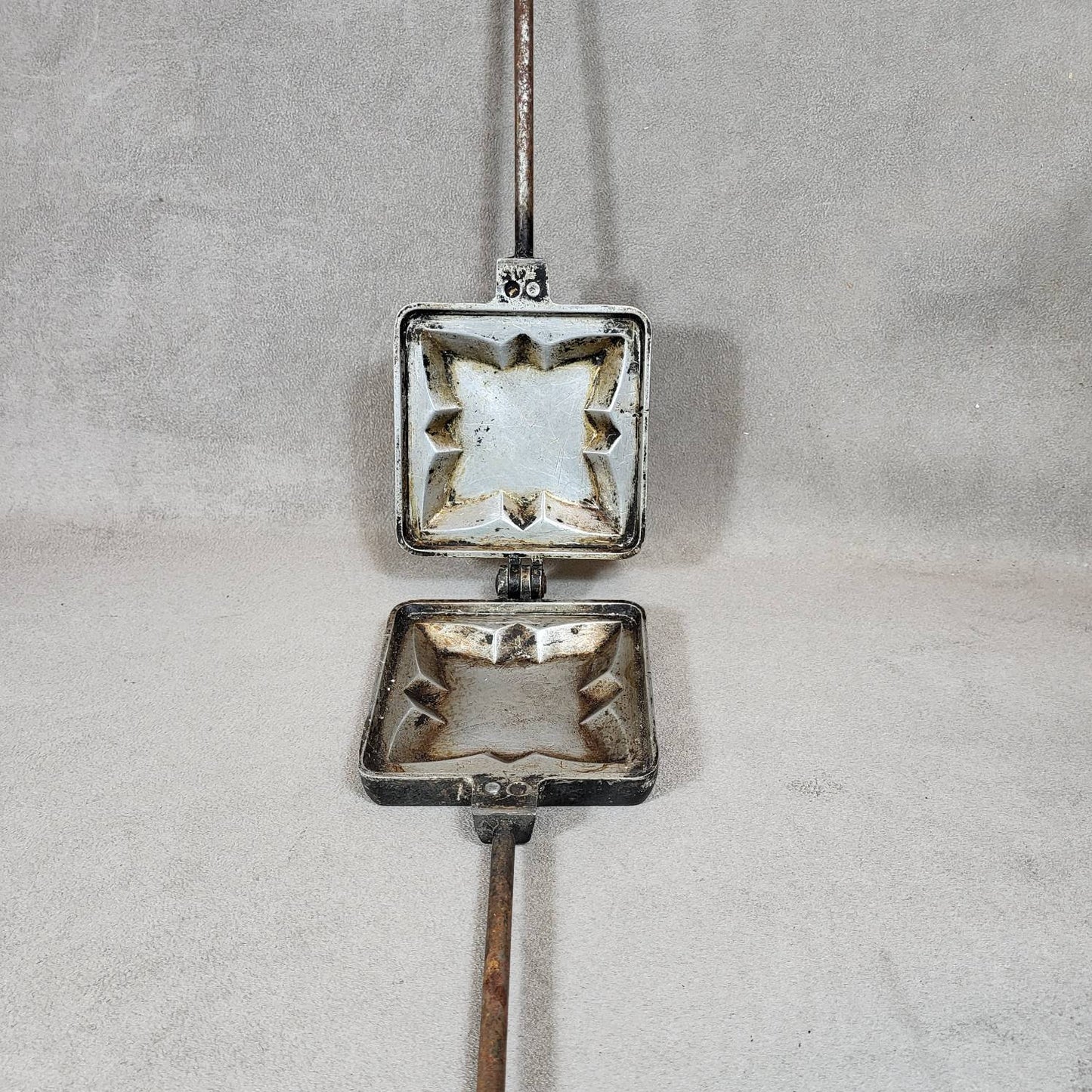 Appareil à croque-monsieur L'ETOILE 1 plaques en fonte d'aluminium avec poignées en bois toasteur ancien Vintage Made in France 1970