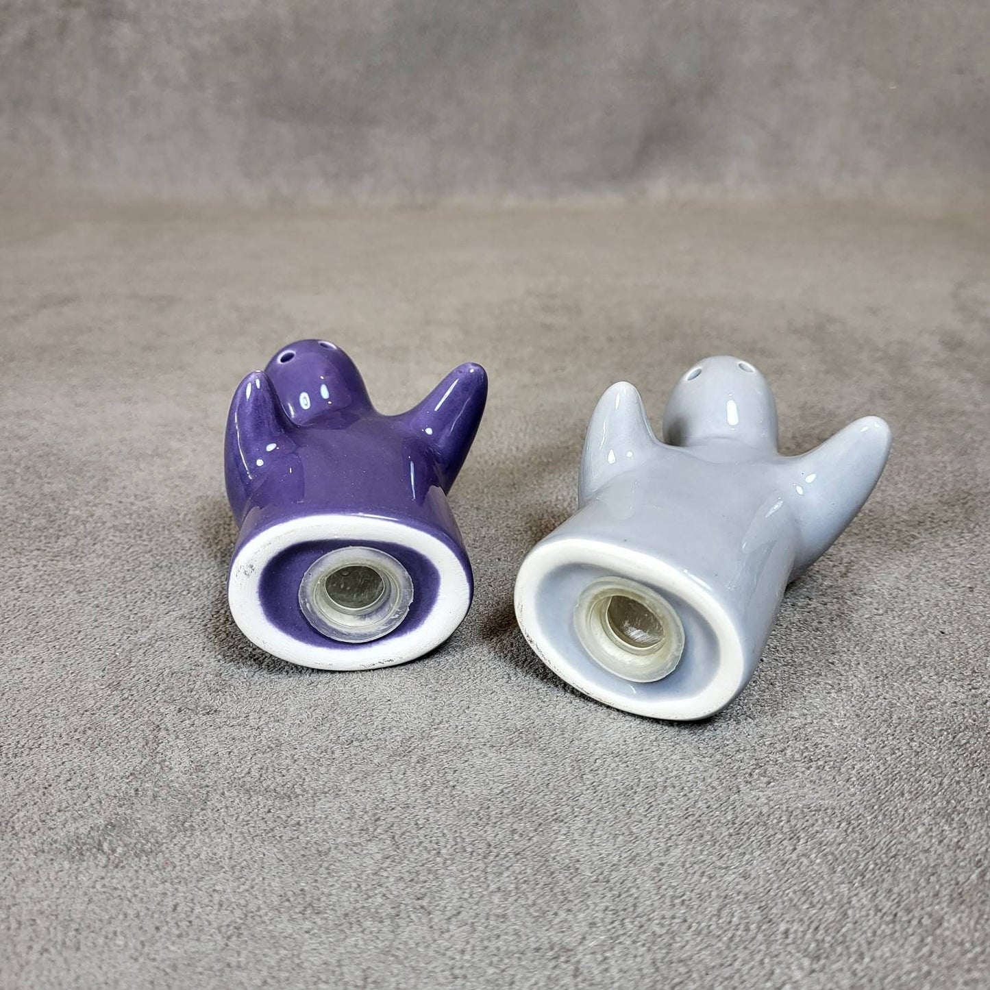 Salière et poivrier en céramique vintage "le couple qui s'enlace"