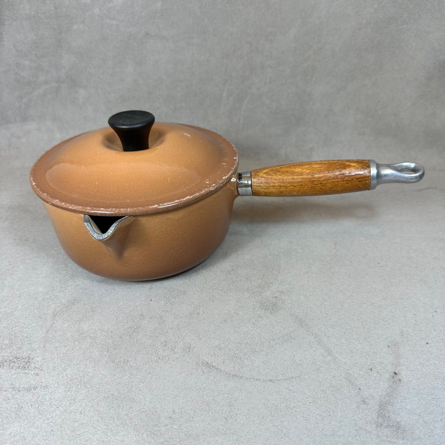 Casserole avec bec verseur vintage Le Creuset marron en fonte émaillée et manche en bois Vintage made in France 1970