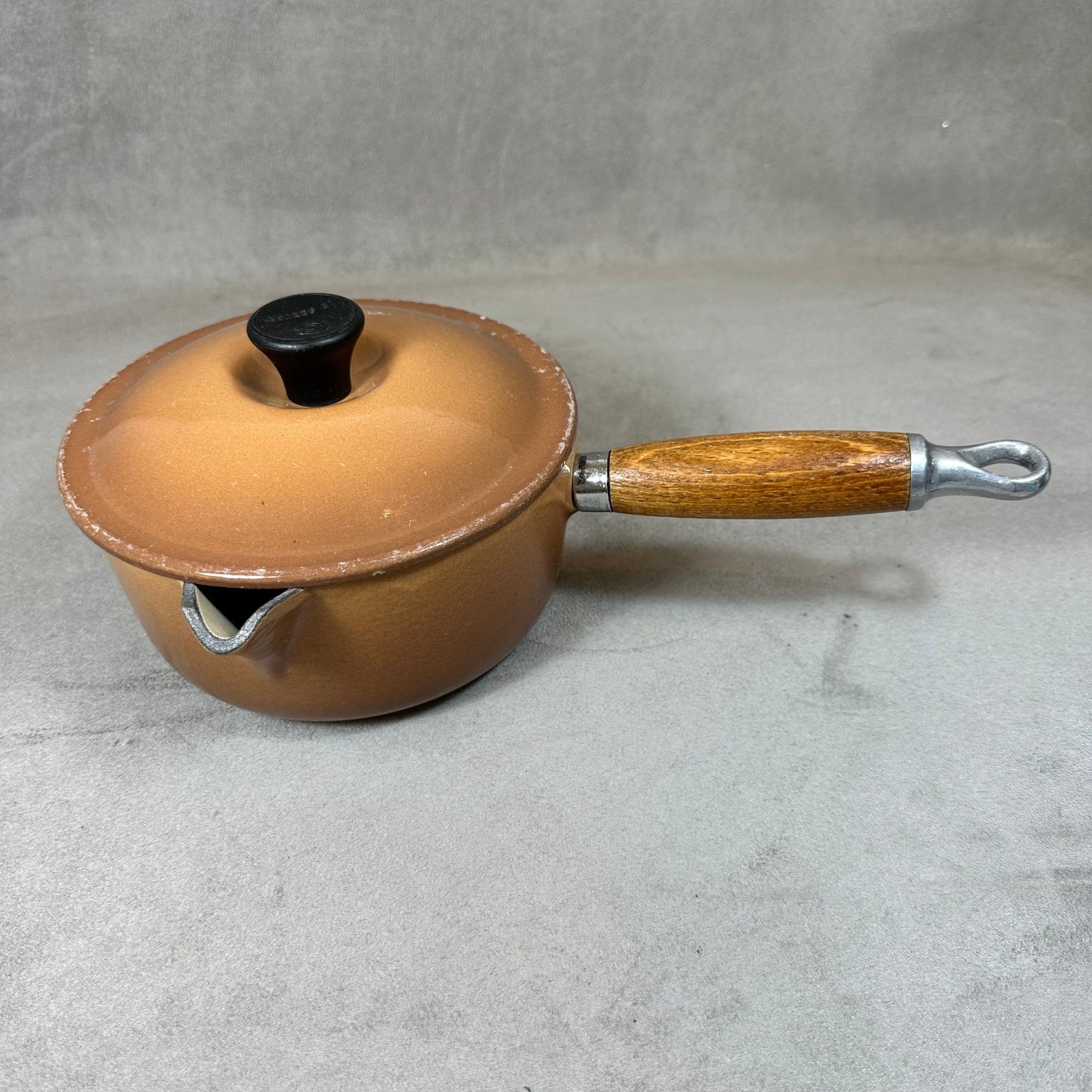 Casserole avec bec verseur vintage Le Creuset marron en fonte émaillée et manche en bois Vintage made in France 1970