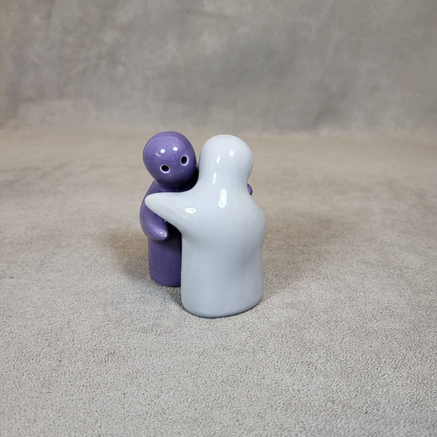 Salière et poivrier en céramique vintage "le couple qui s'enlace"