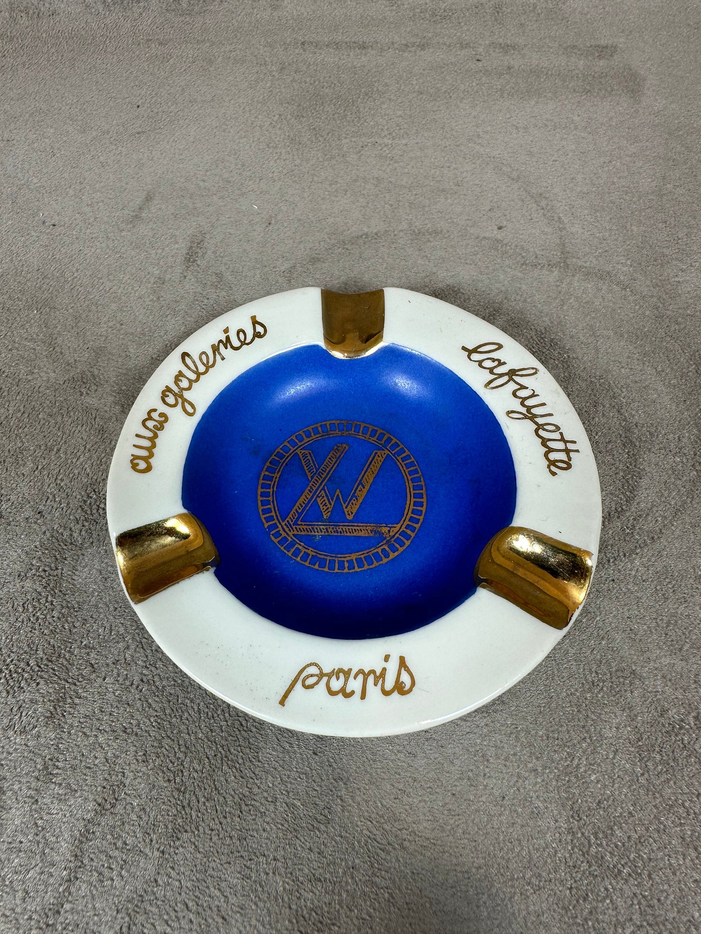 Blauer Vintage-Aschenbecher von Les Galeries Lafayette, hergestellt in Frankreich in den 1940er Jahren.