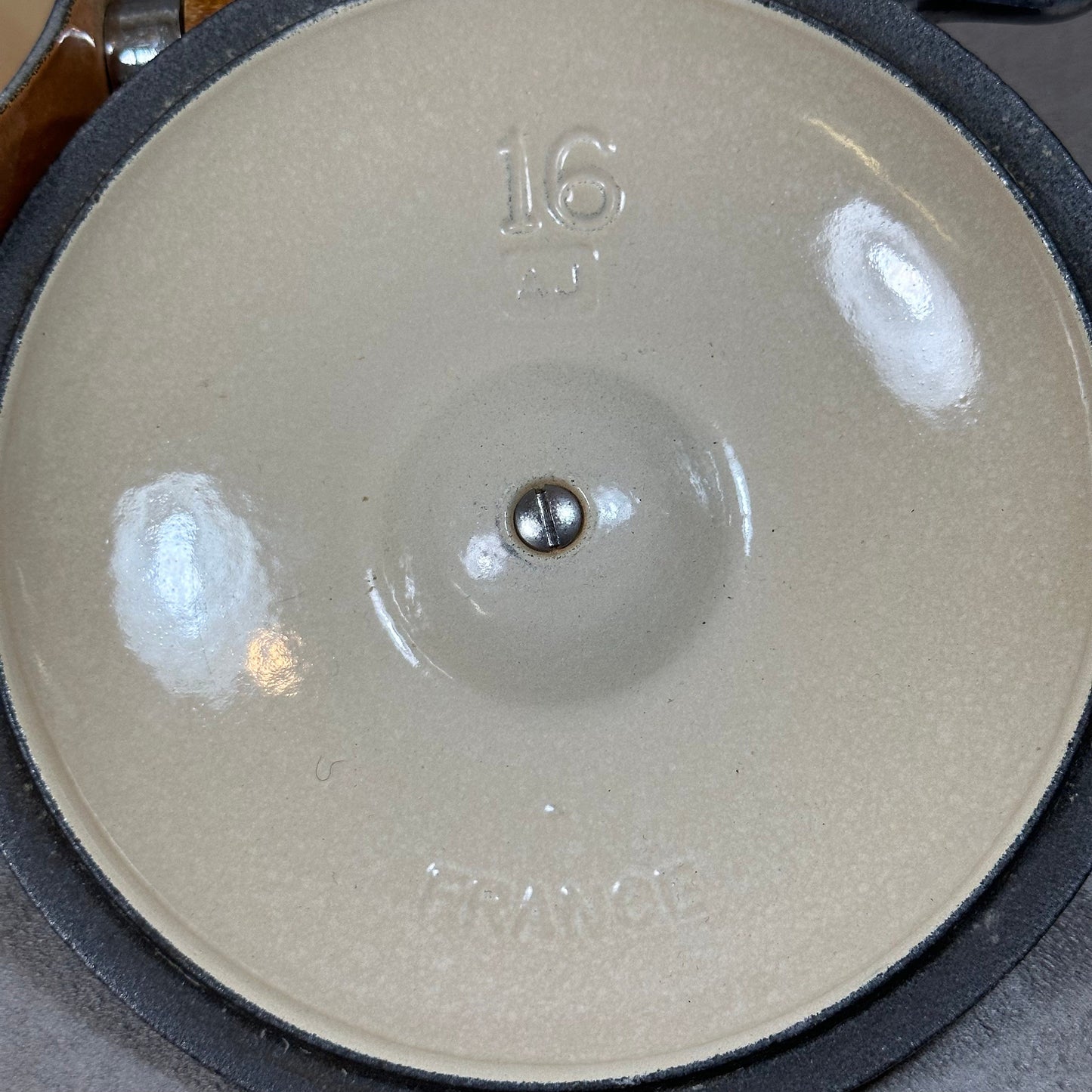 Casserole avec bec verseur vintage Le Creuset marron en fonte émaillée et manche en bois Vintage made in France 1970