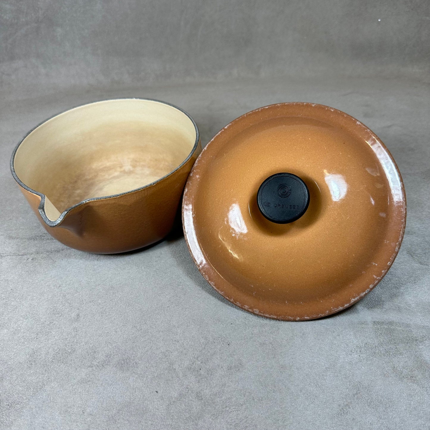 Casserole avec bec verseur vintage Le Creuset marron en fonte émaillée et manche en bois Vintage made in France 1970
