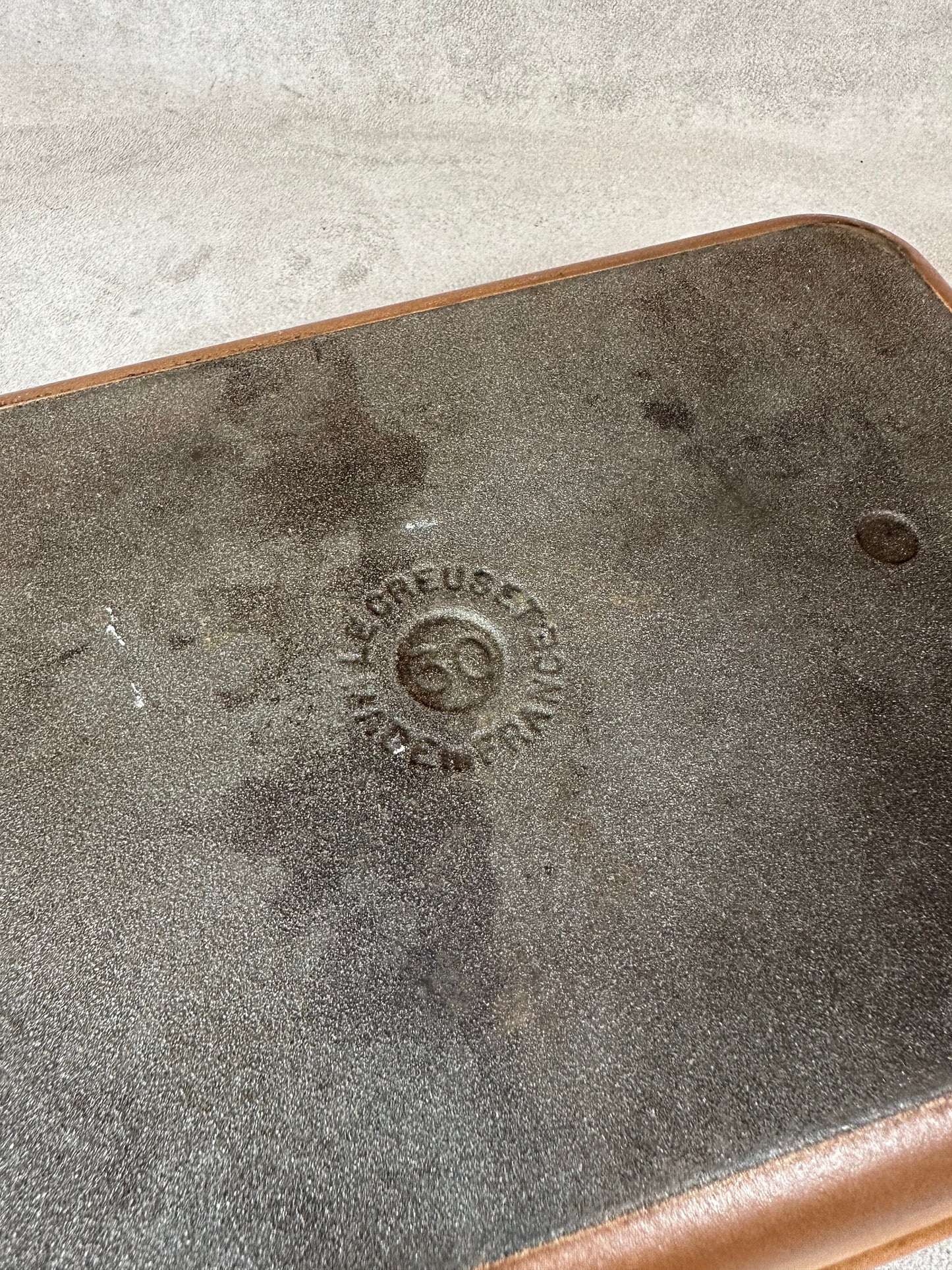 Plat en fonte marron Le Creuset Cousance vintage Made in France Années 1980