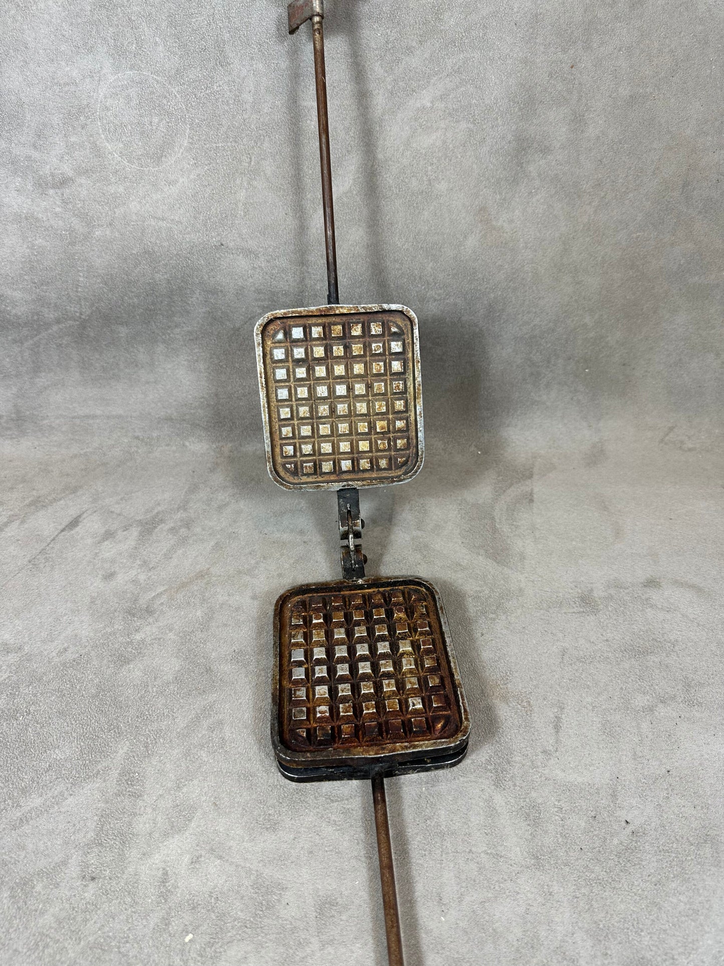 Appareil double à croque-monsieur et a gaufres 1 plaques en fonte d'aluminium avec poignées en bois Made in France 1970