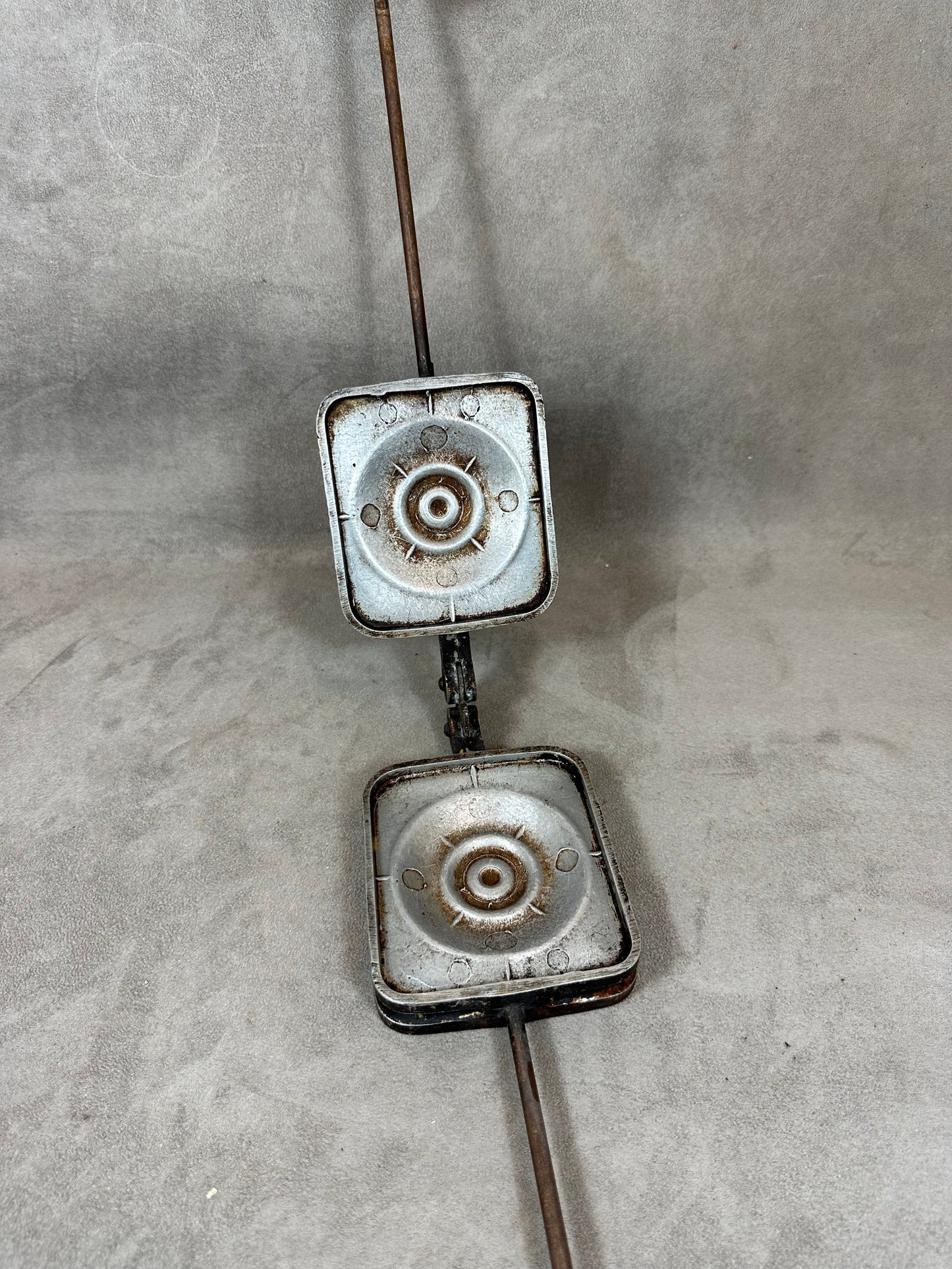 Appareil double à croque-monsieur et a gaufres 1 plaques en fonte d'aluminium avec poignées en bois Made in France 1970