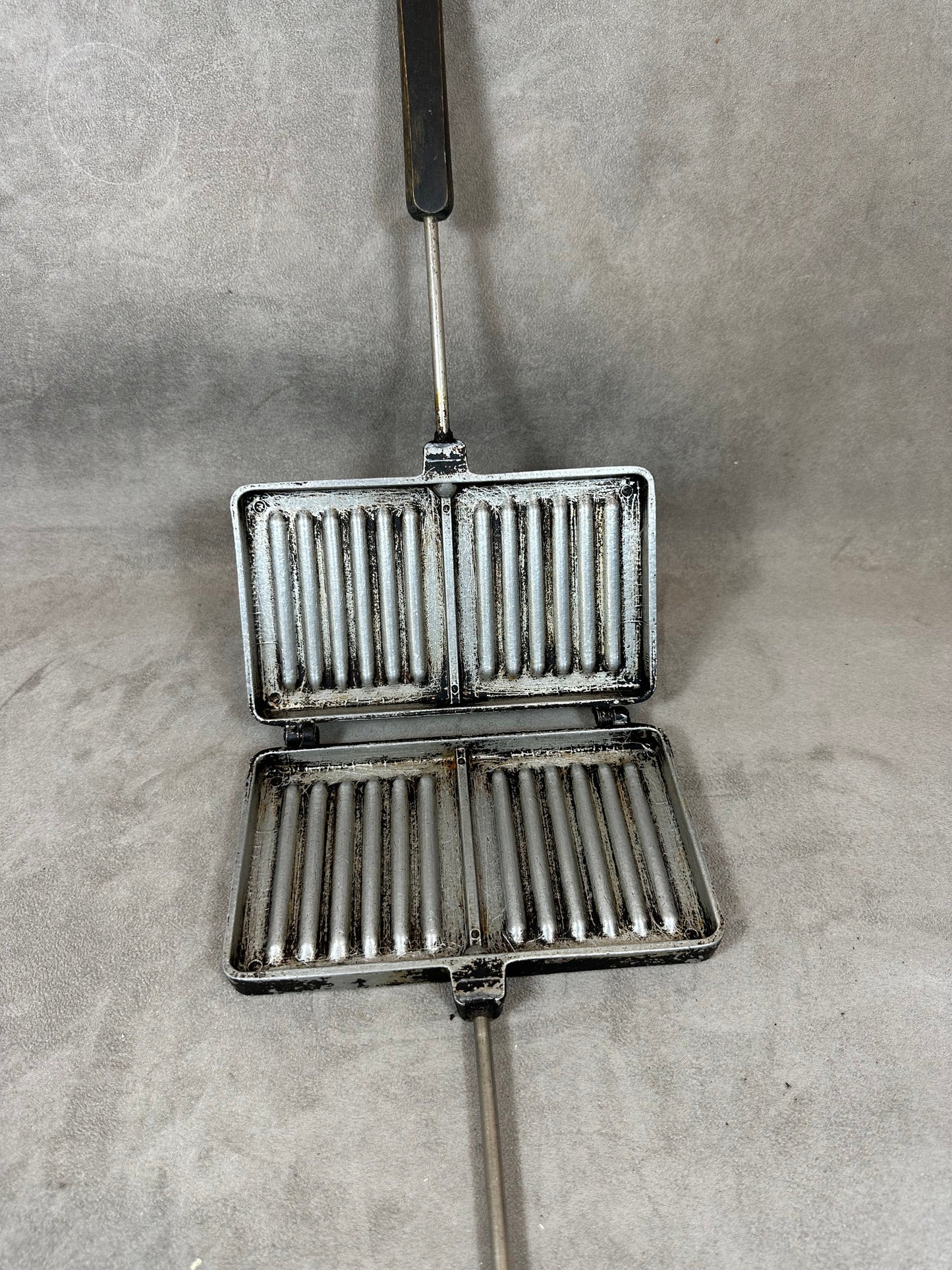 Appareil à croque-monsieur 2 plaques en fonte d'aluminium avec poignées en plastique noir toasteur Vintage Made in France 1970