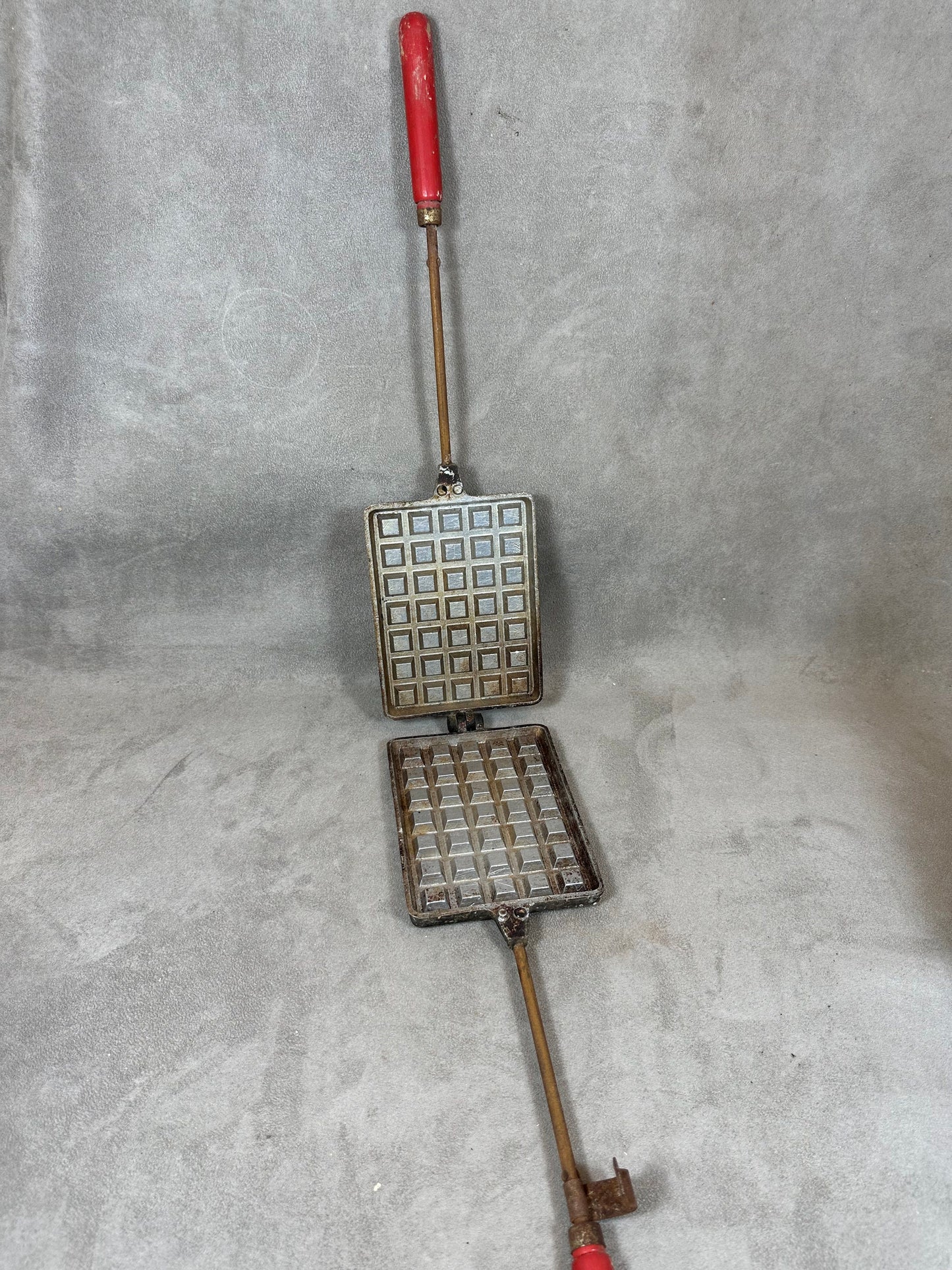 Appareil à gaufre CS vintage en métal et bois rouge Made in France Années 1970