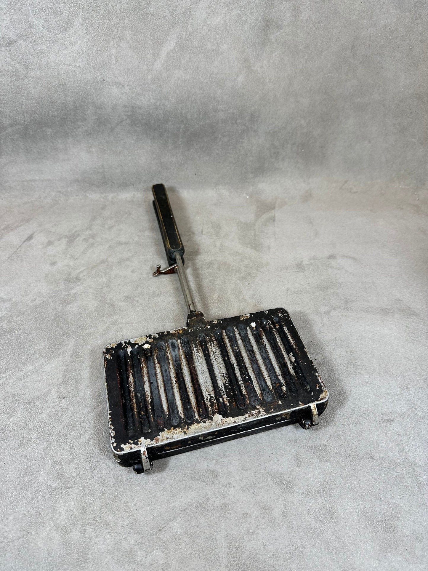 Appareil à croque-monsieur 2 plaques en fonte d'aluminium avec poignées en plastique noir toasteur Vintage Made in France 1970