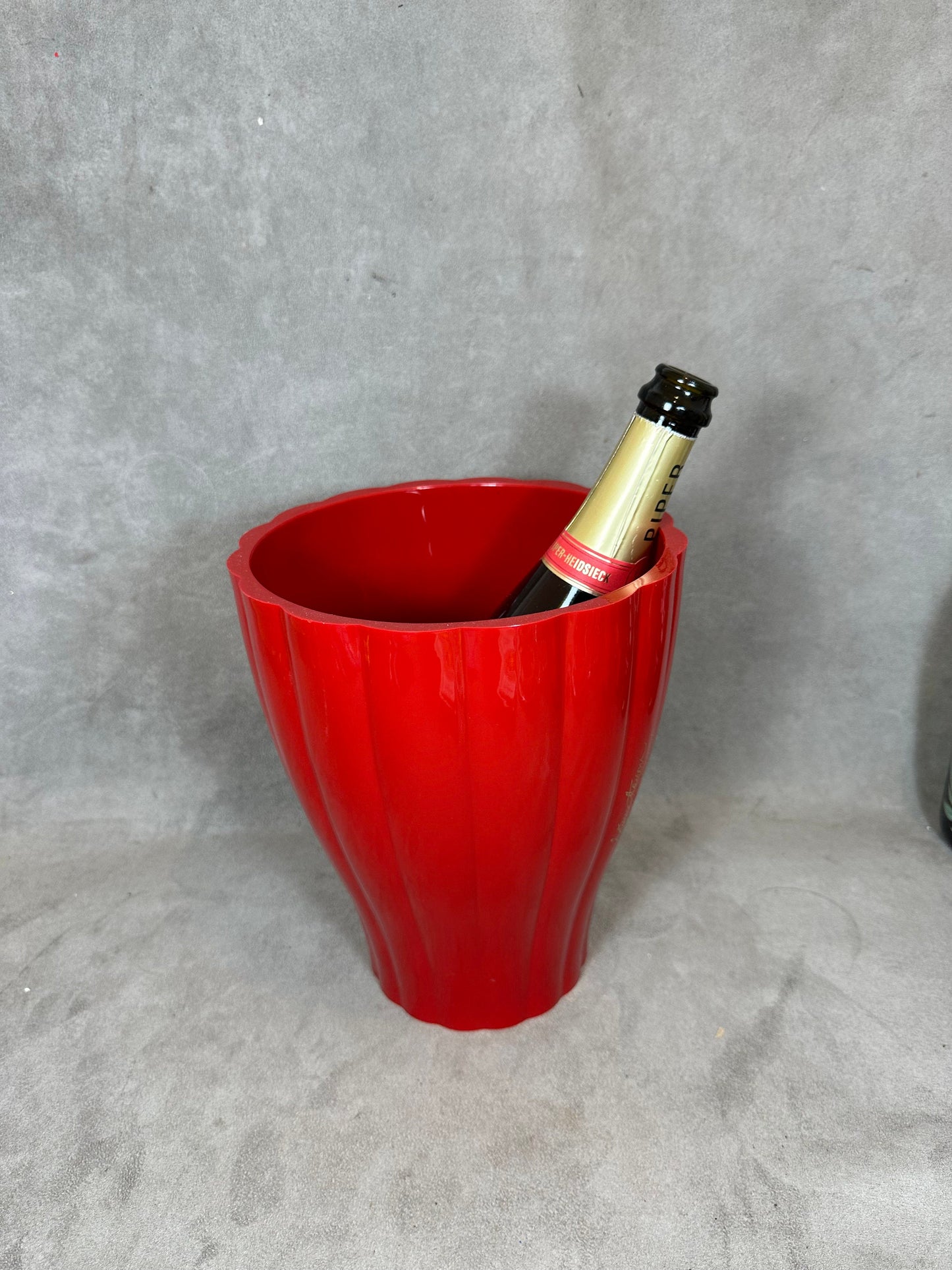 Seau à champagne en en plastique rouge Jaime Hayon design vintage Piper-Heidsieck Années 1990