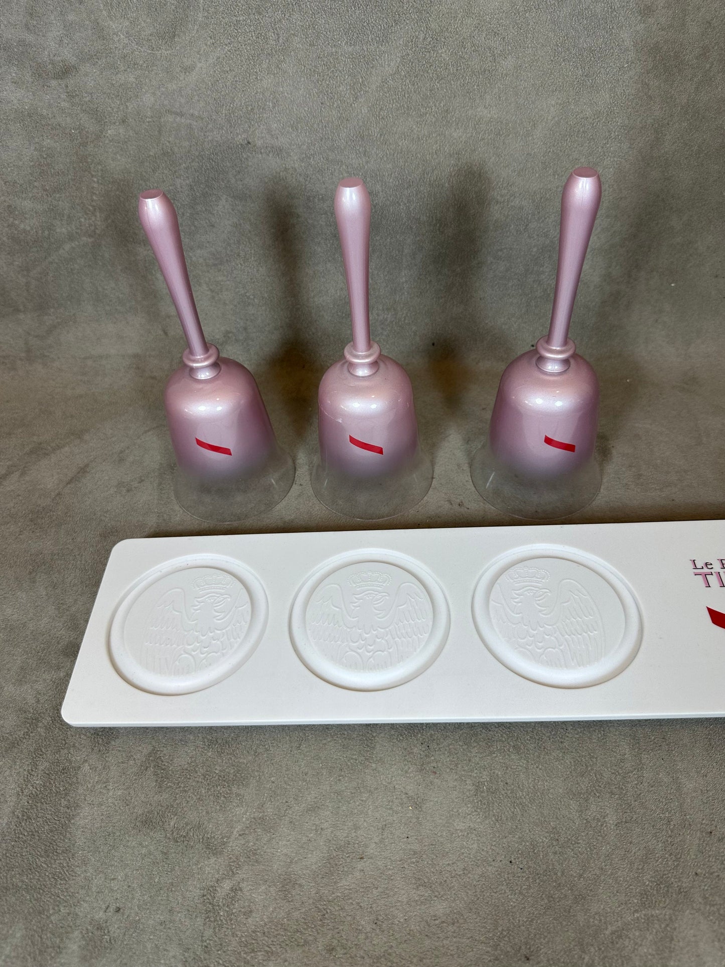 SELTENE Kunststoffhalterung für 3 Champagnerglas-Pompons Mumm Vintage-Kollektion