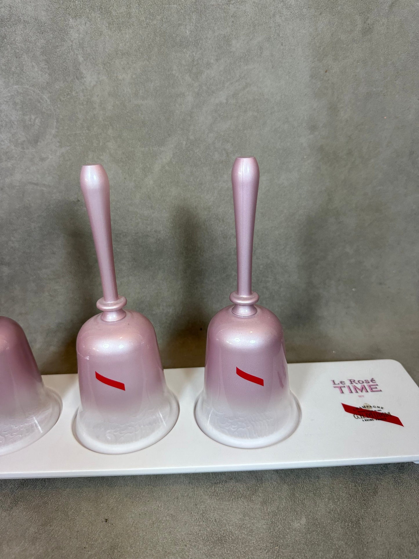SELTENE Kunststoffhalterung für 3 Champagnerglas-Pompons Mumm Vintage-Kollektion