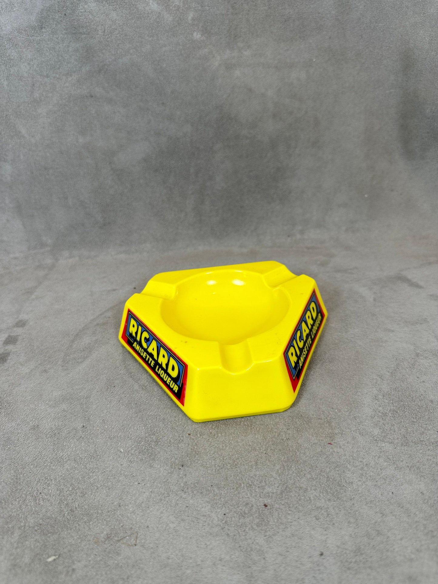 Ricard cendrier de bar triangulaire publicitaire jaune en verre Vintage 1960