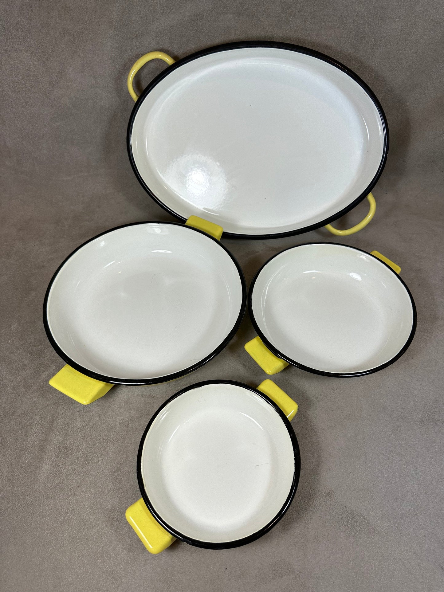 Set de 4 plats en tôle émaillée jaune de différentes tailles vintage Made in France 1970